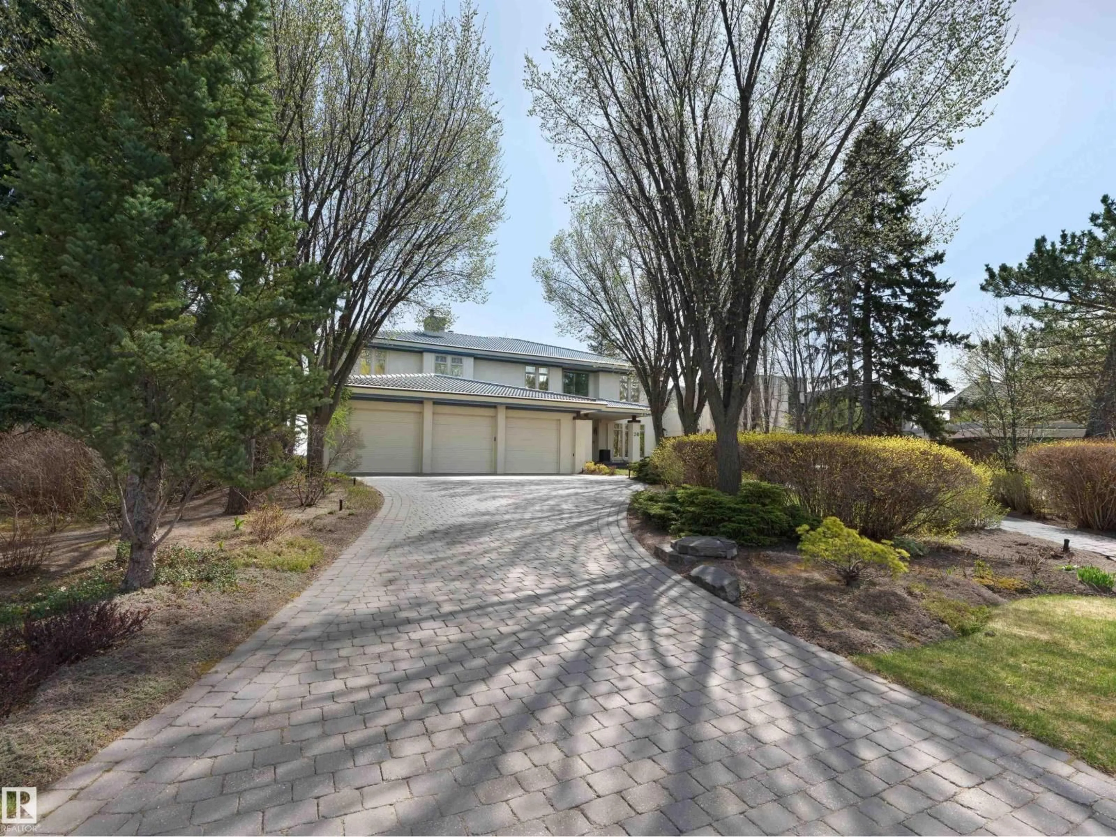 A pic from outside/outdoor area/front of a property/back of a property/a pic from drone, street for 28 RIVERSIDE CR, Edmonton Alberta T5N3M5