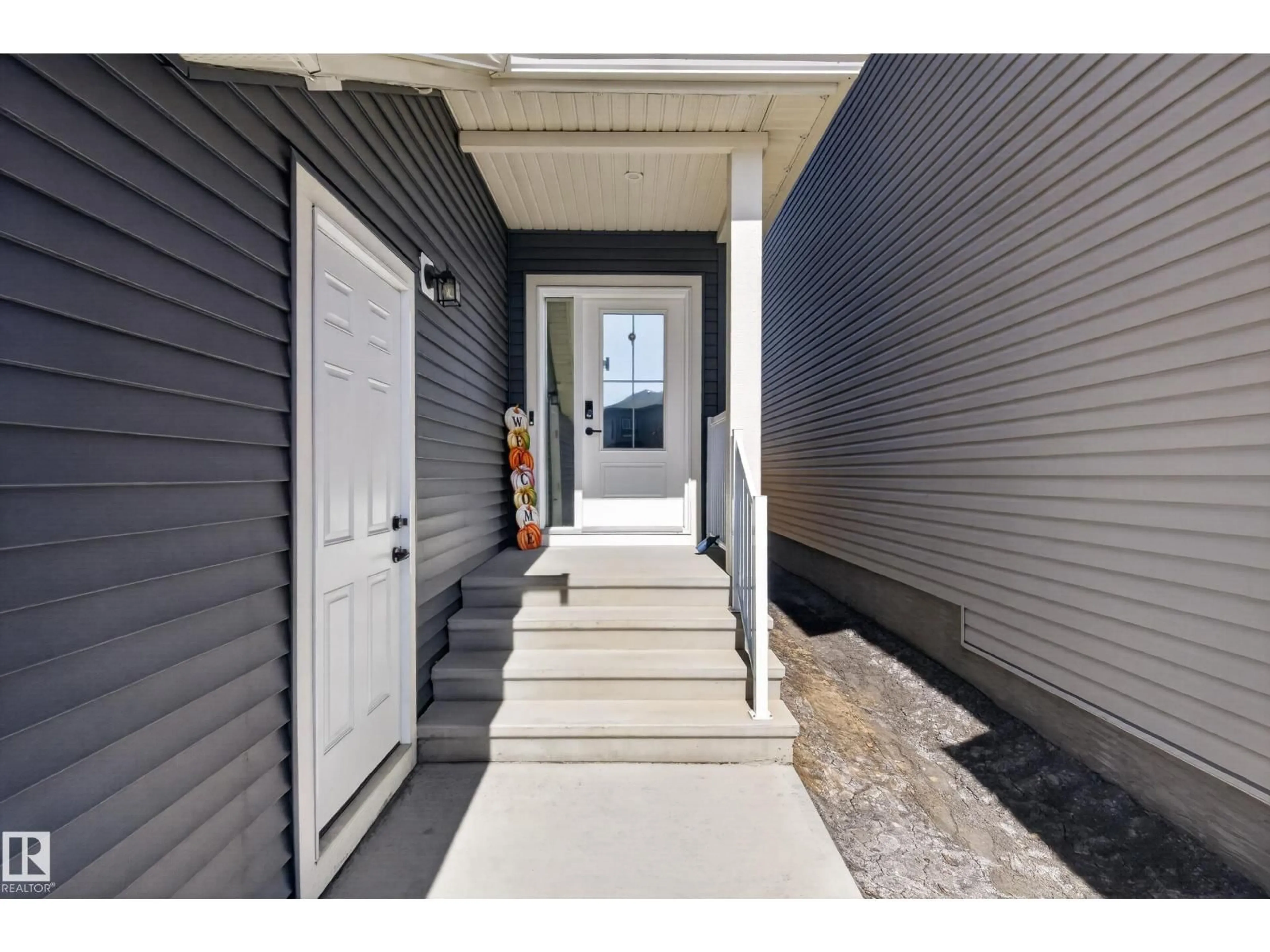 Indoor entryway for 1412 11 AV, Edmonton Alberta T6T2W4