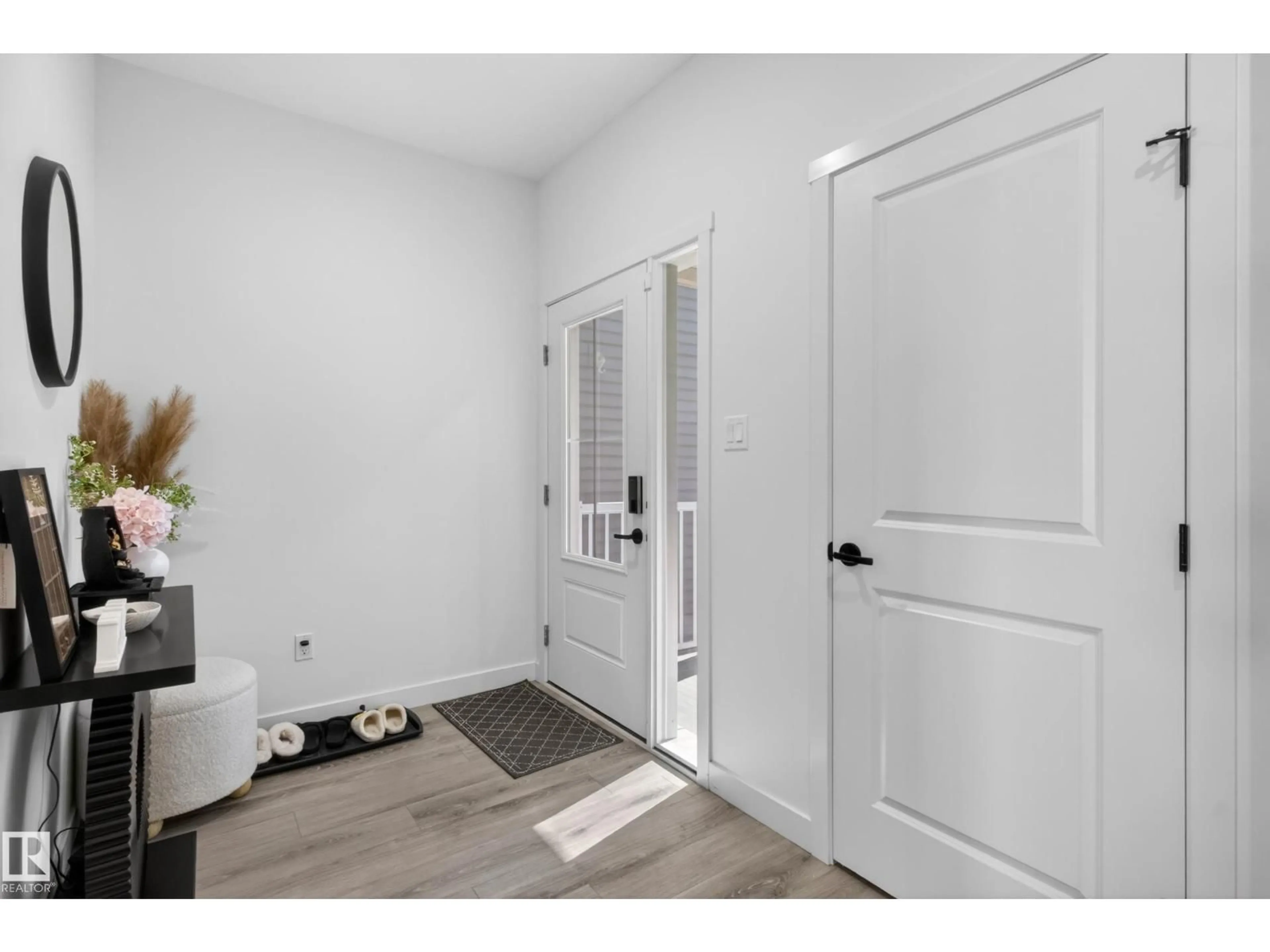 Indoor entryway for 1412 11 AV, Edmonton Alberta T6T2W4