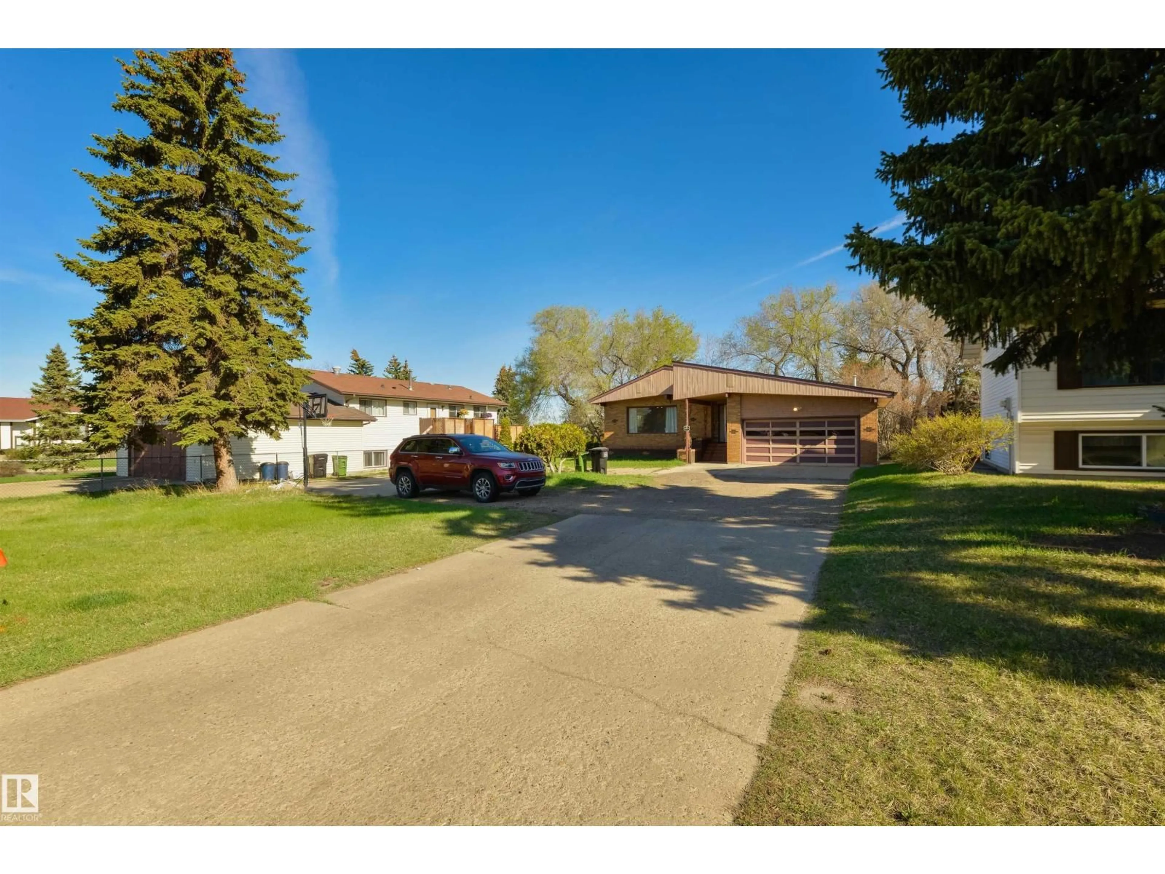 A pic from outside/outdoor area/front of a property/back of a property/a pic from drone, street for 6134 37A AV, Edmonton Alberta T6L1H4