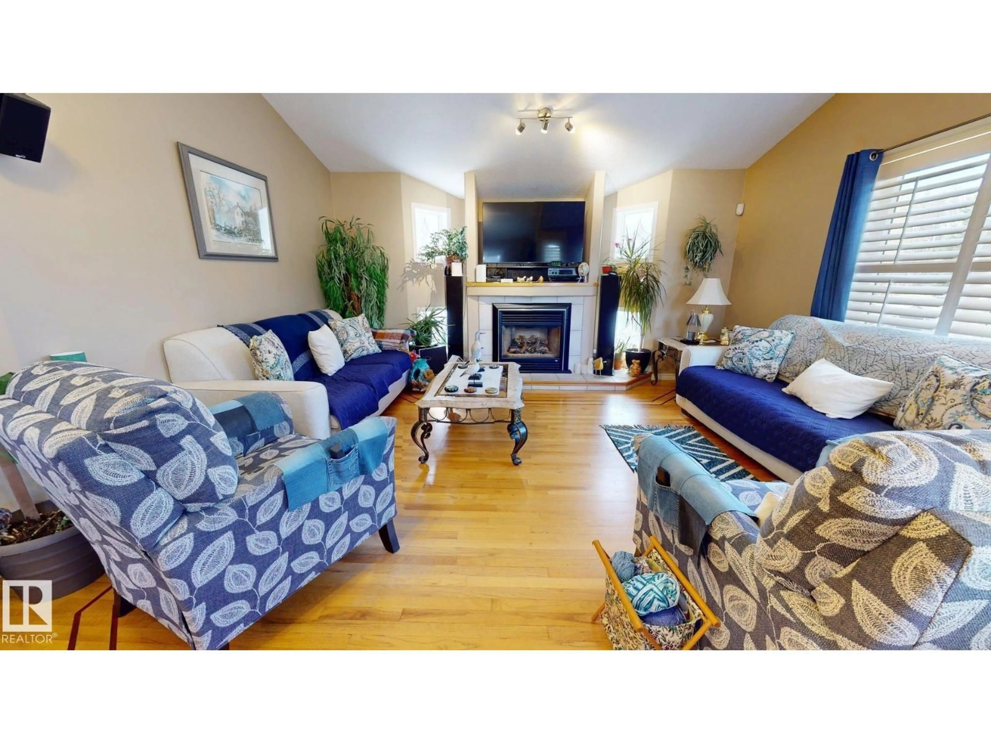 Living room with furniture, wood/laminate floor for 29 SECOND AV, Ardrossan Alberta T8E2A2