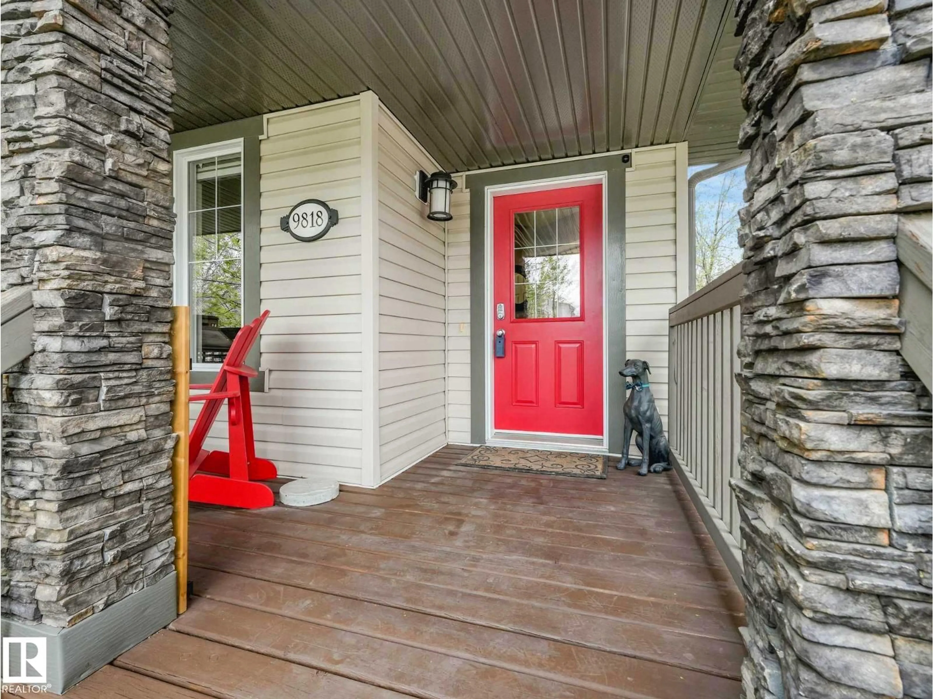 Indoor entryway for 9818 103 AV, Morinville Alberta T8R1V9