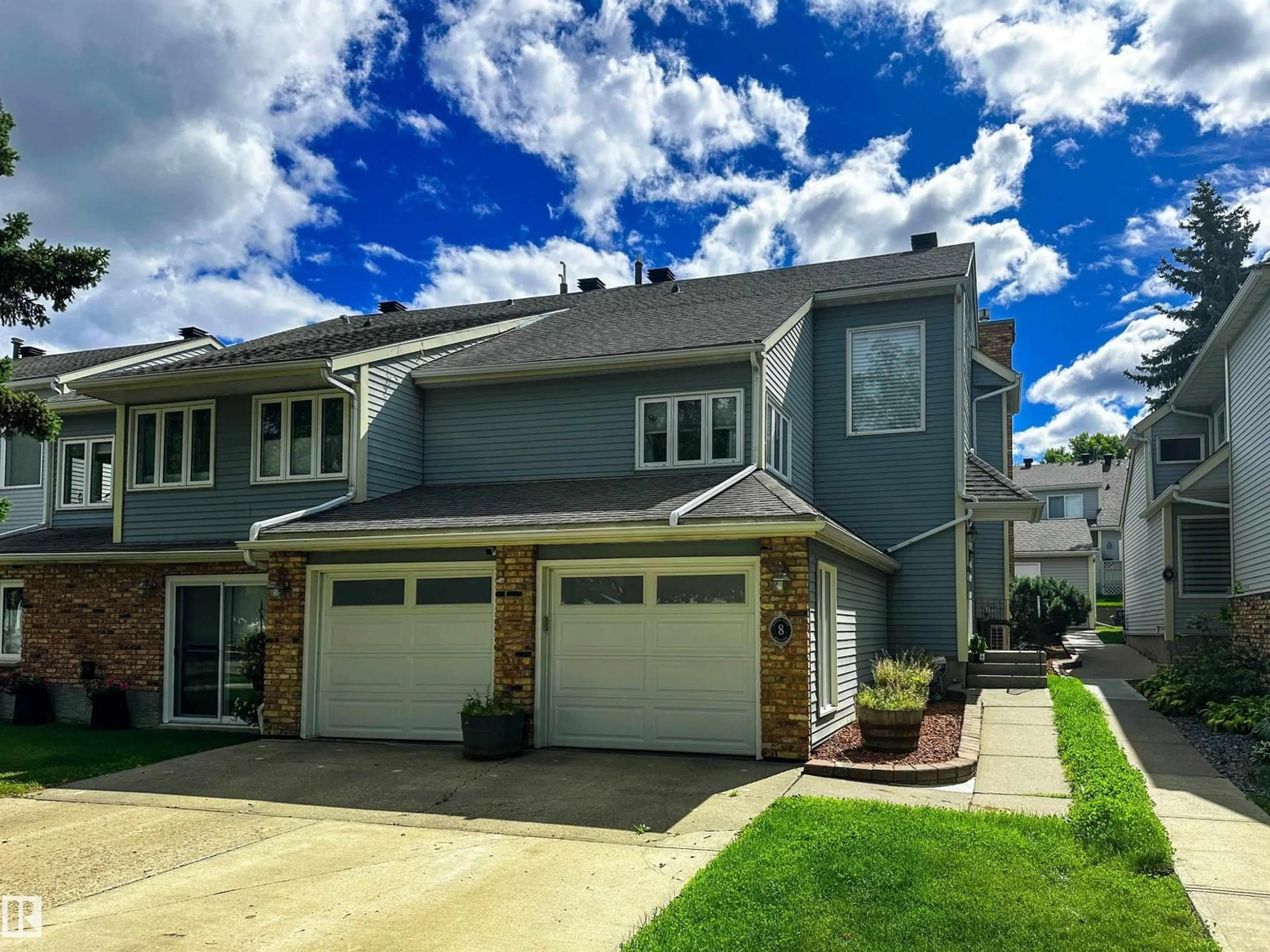Home with vinyl exterior material, street for 8 WHITEOAKS ES, St. Albert Alberta T8N3M2