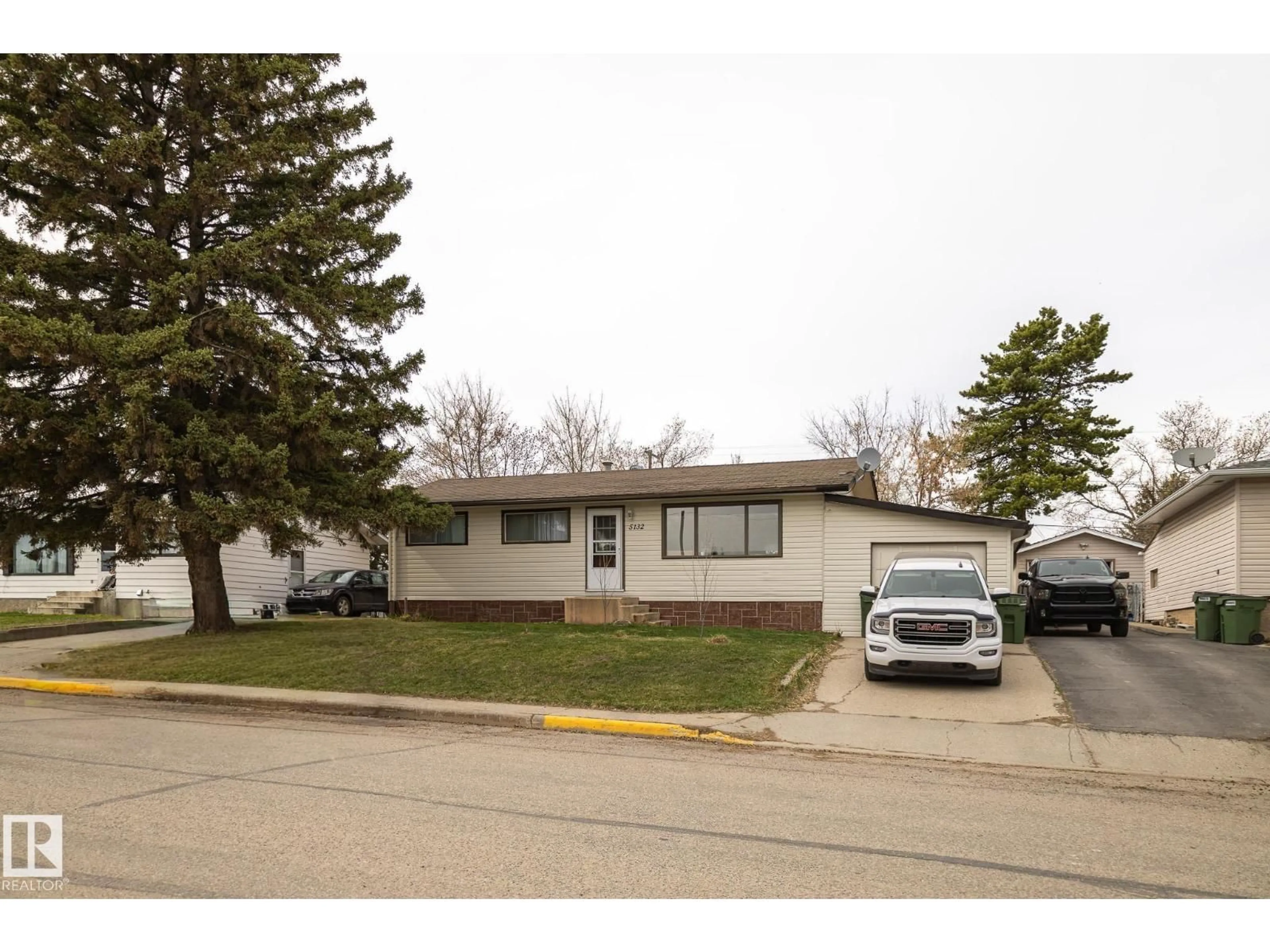 Home with vinyl exterior material, street for 5132 49 AV, Onoway Alberta T0E1V0