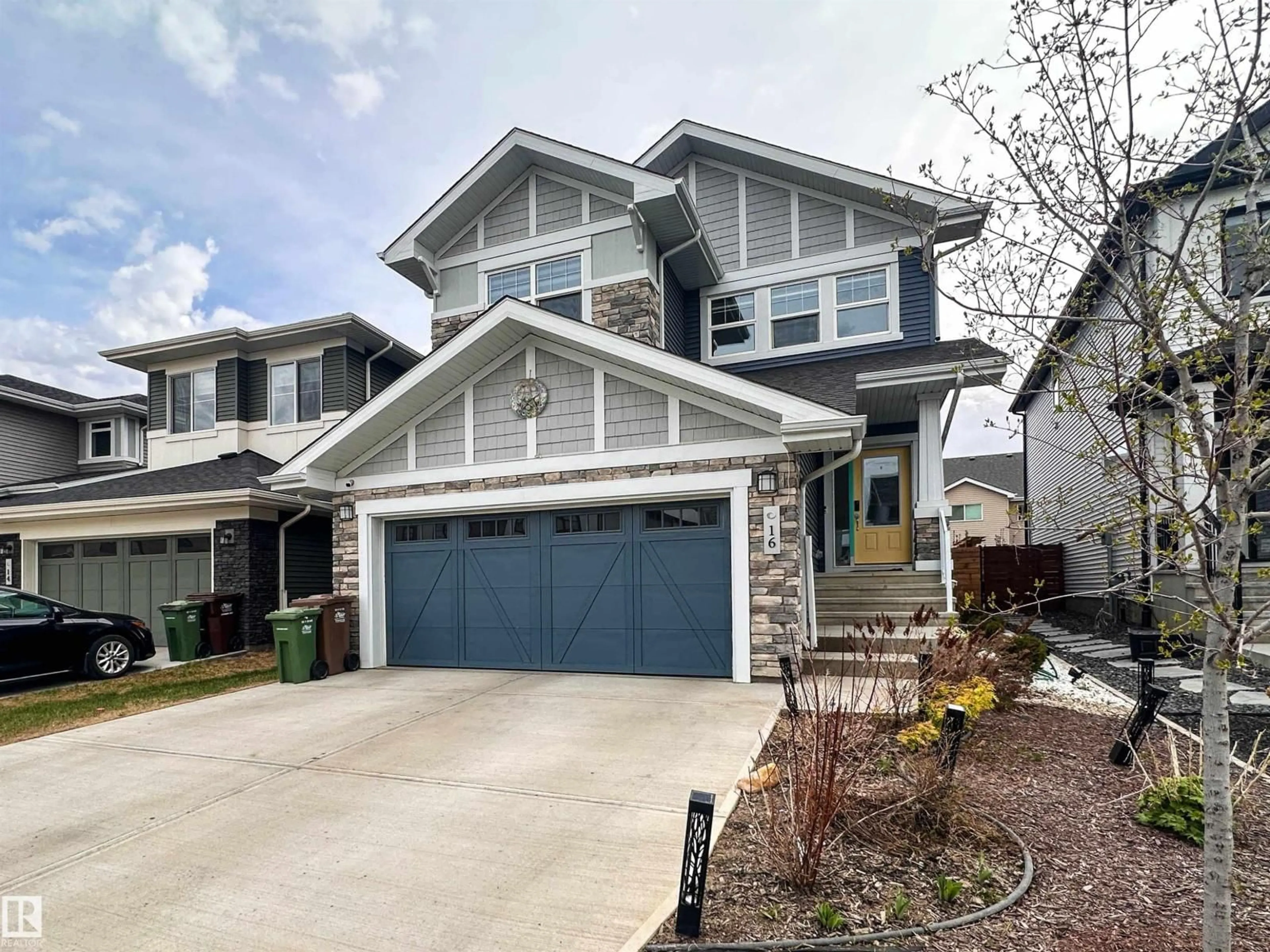 Home with vinyl exterior material, street for 16 JENNIFER CR, St. Albert Alberta T8N7Z5