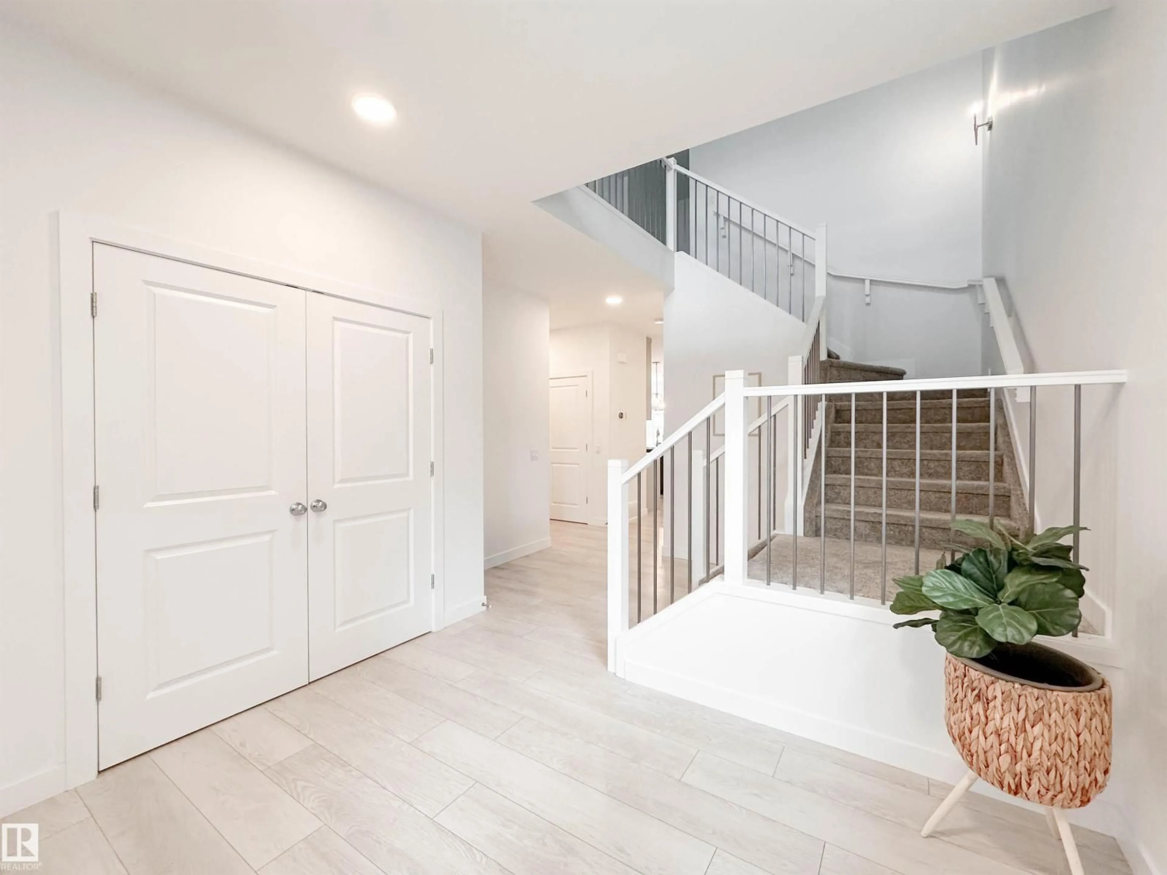 Indoor entryway for 16 JENNIFER CR, St. Albert Alberta T8N7Z5