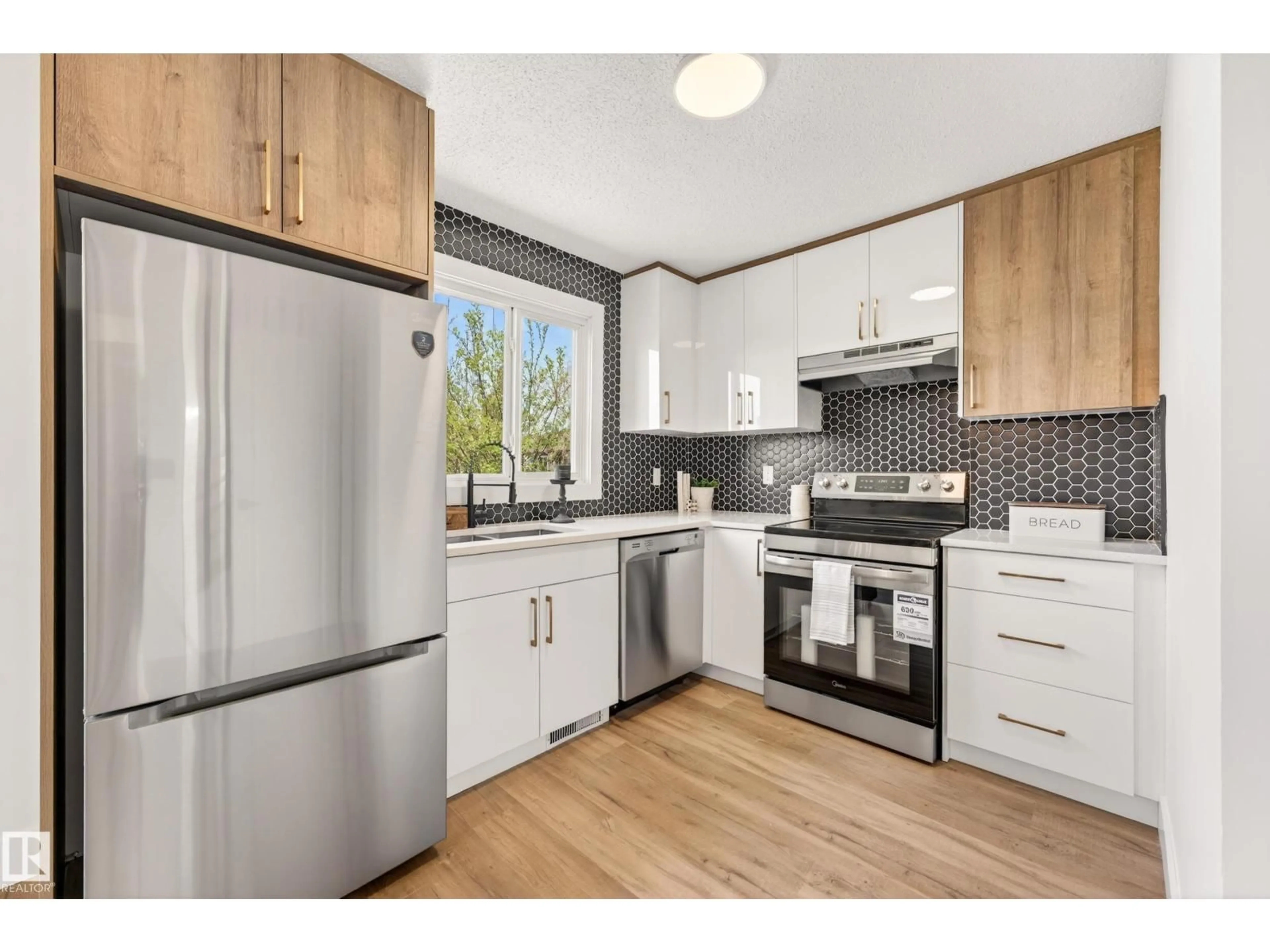 Standard kitchen, wood/laminate floor for 17312 108 ST, Edmonton Alberta T5X3Y8