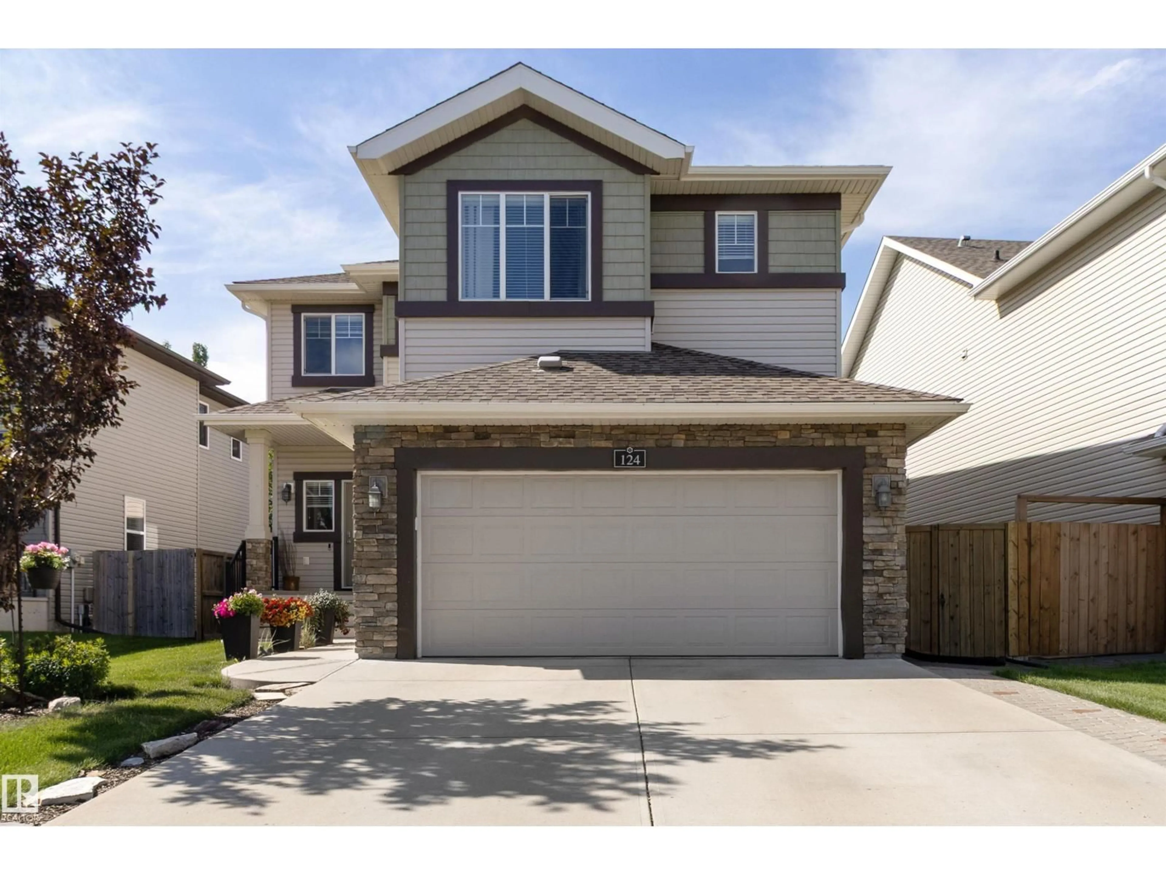 Home with vinyl exterior material, street for 124 CAMPBELL DR, Sherwood Park Alberta T0H0E3