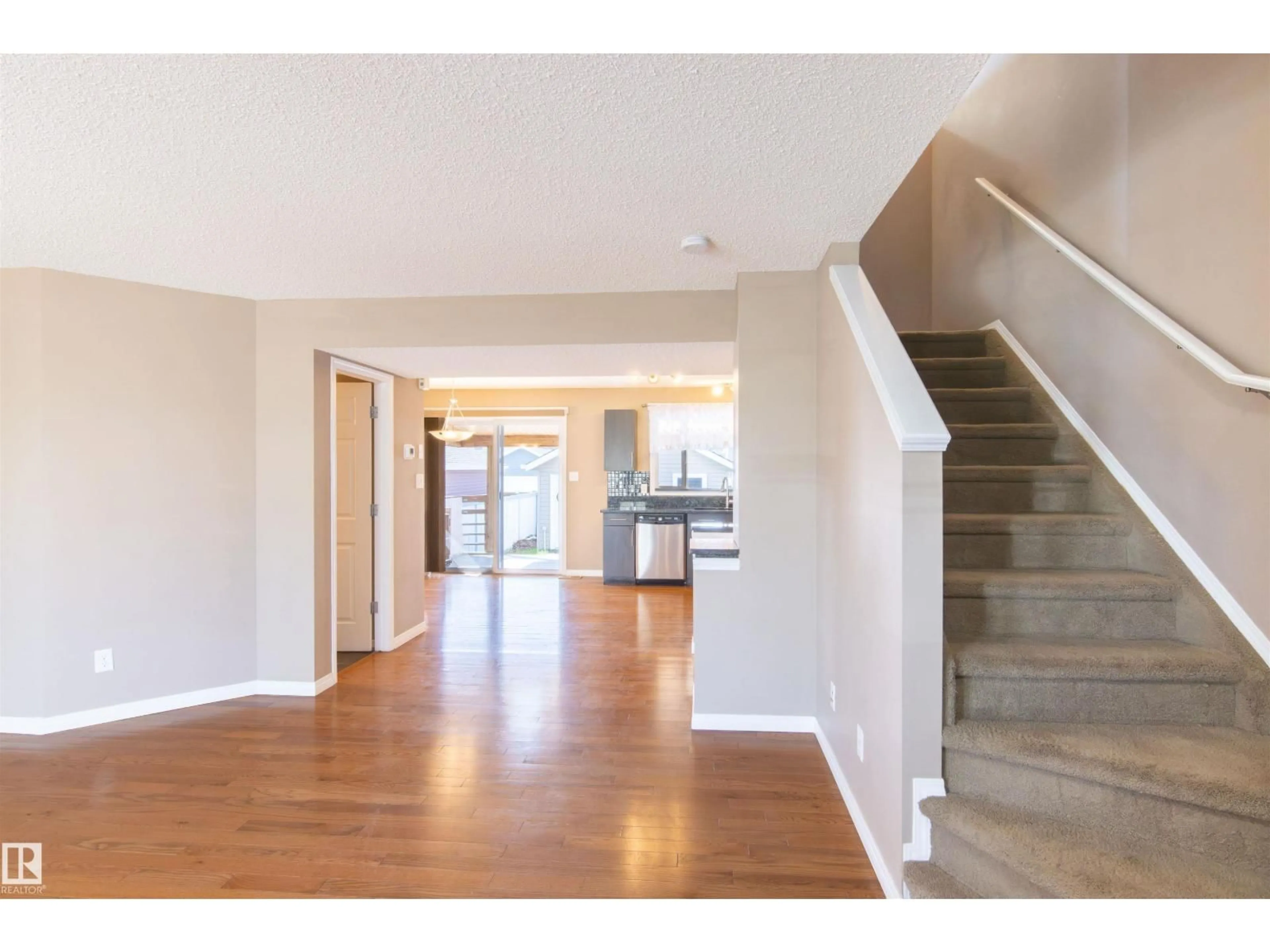 Indoor entryway for SW - 9116 SHAW WY, Edmonton Alberta T6X0S4