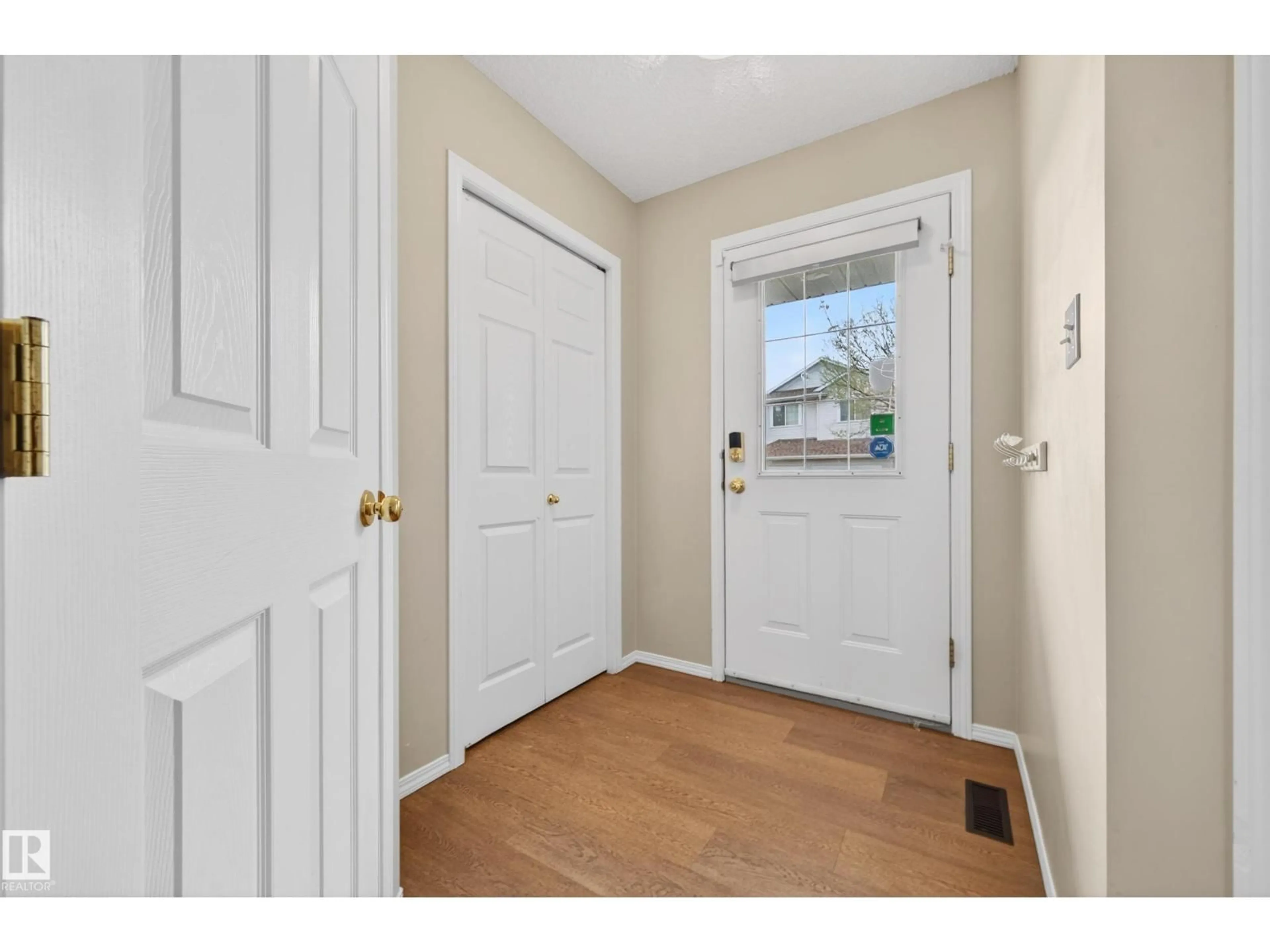 Indoor entryway for #46 - 4020 21 ST, Edmonton Alberta T6T1T8