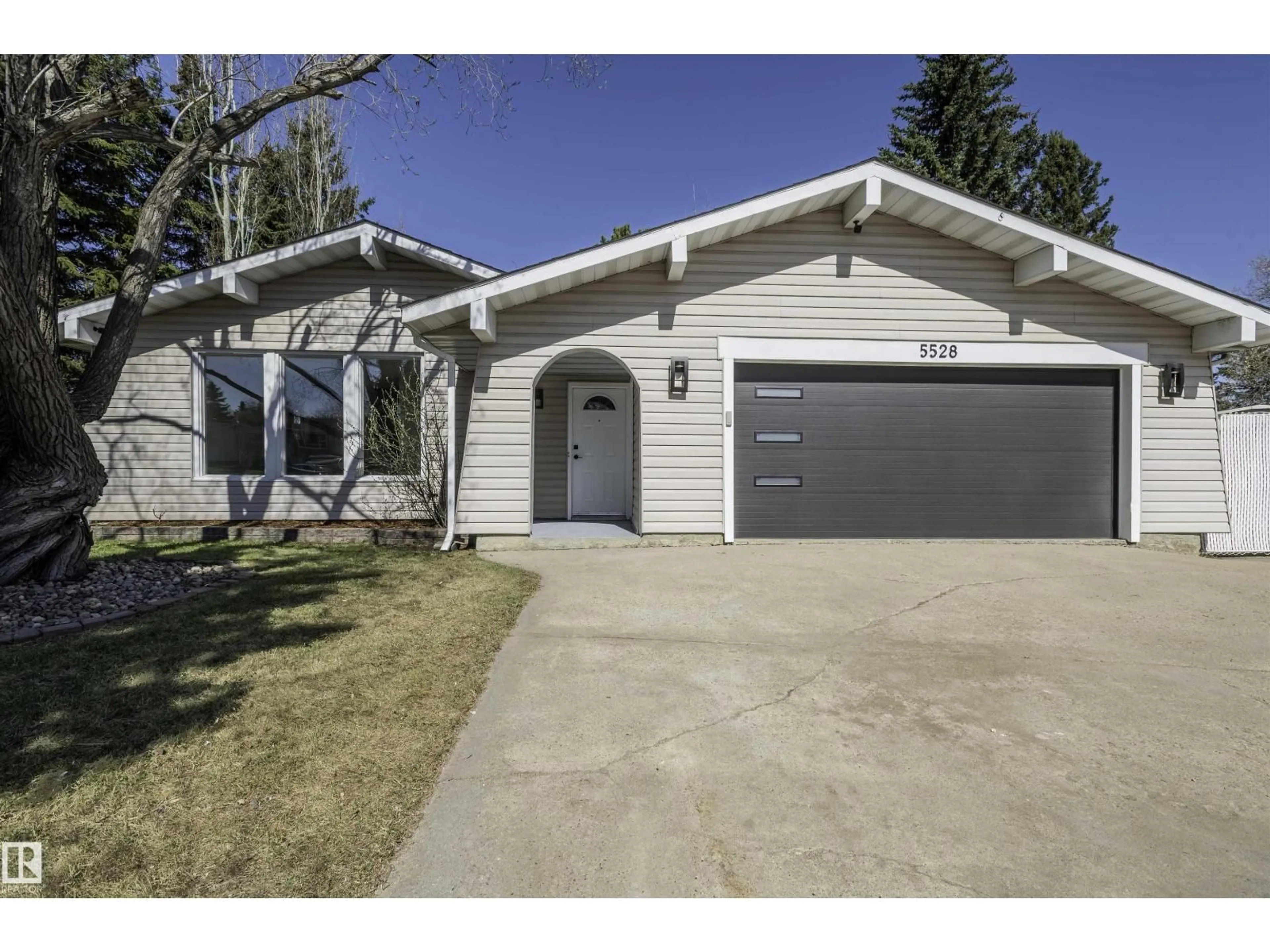 Home with vinyl exterior material, street for 5528 54 ST, Leduc Alberta T9E5P4