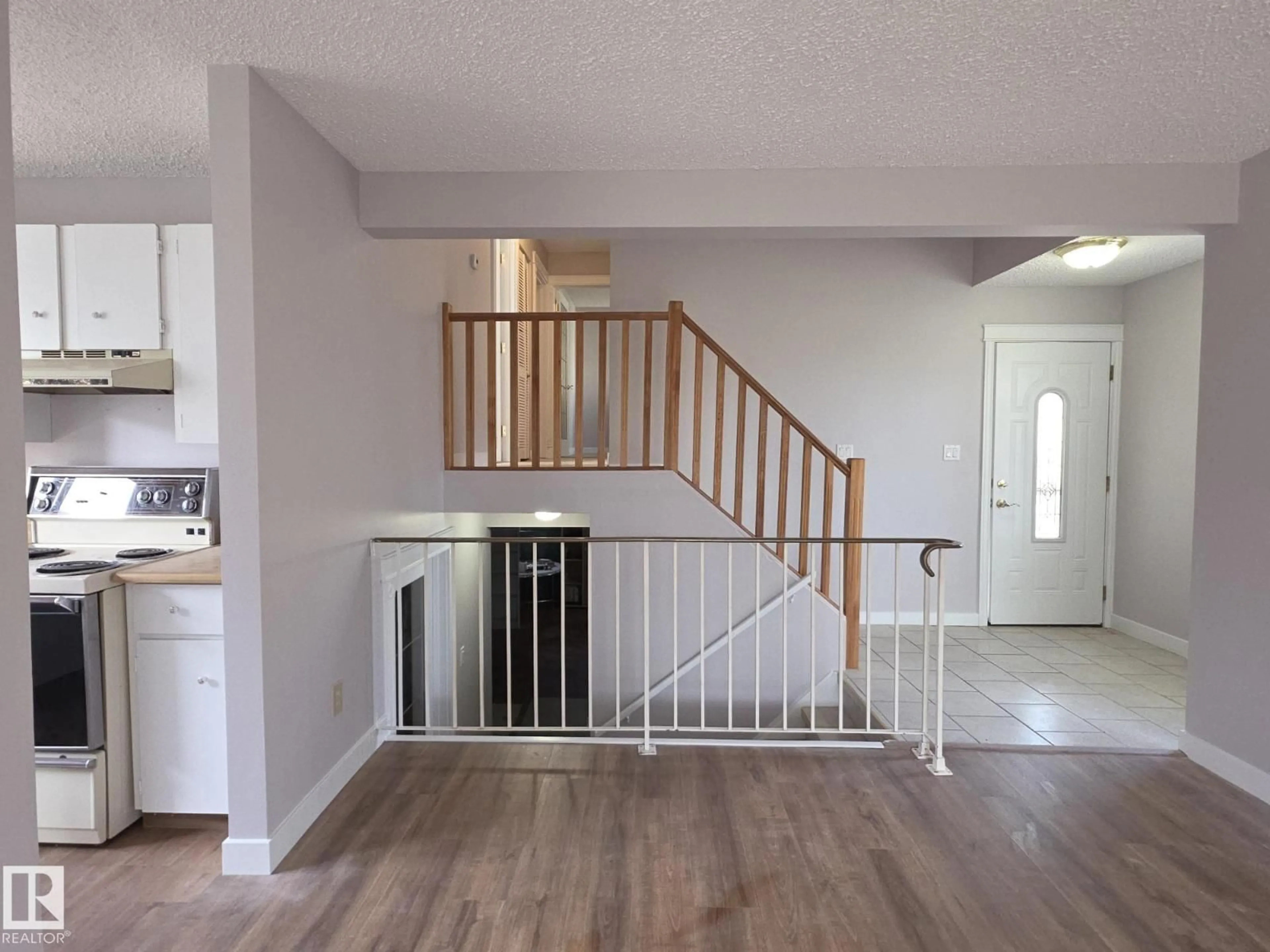 Indoor entryway for 16 SOUTH RAM CR, Devon Alberta T9G1V4