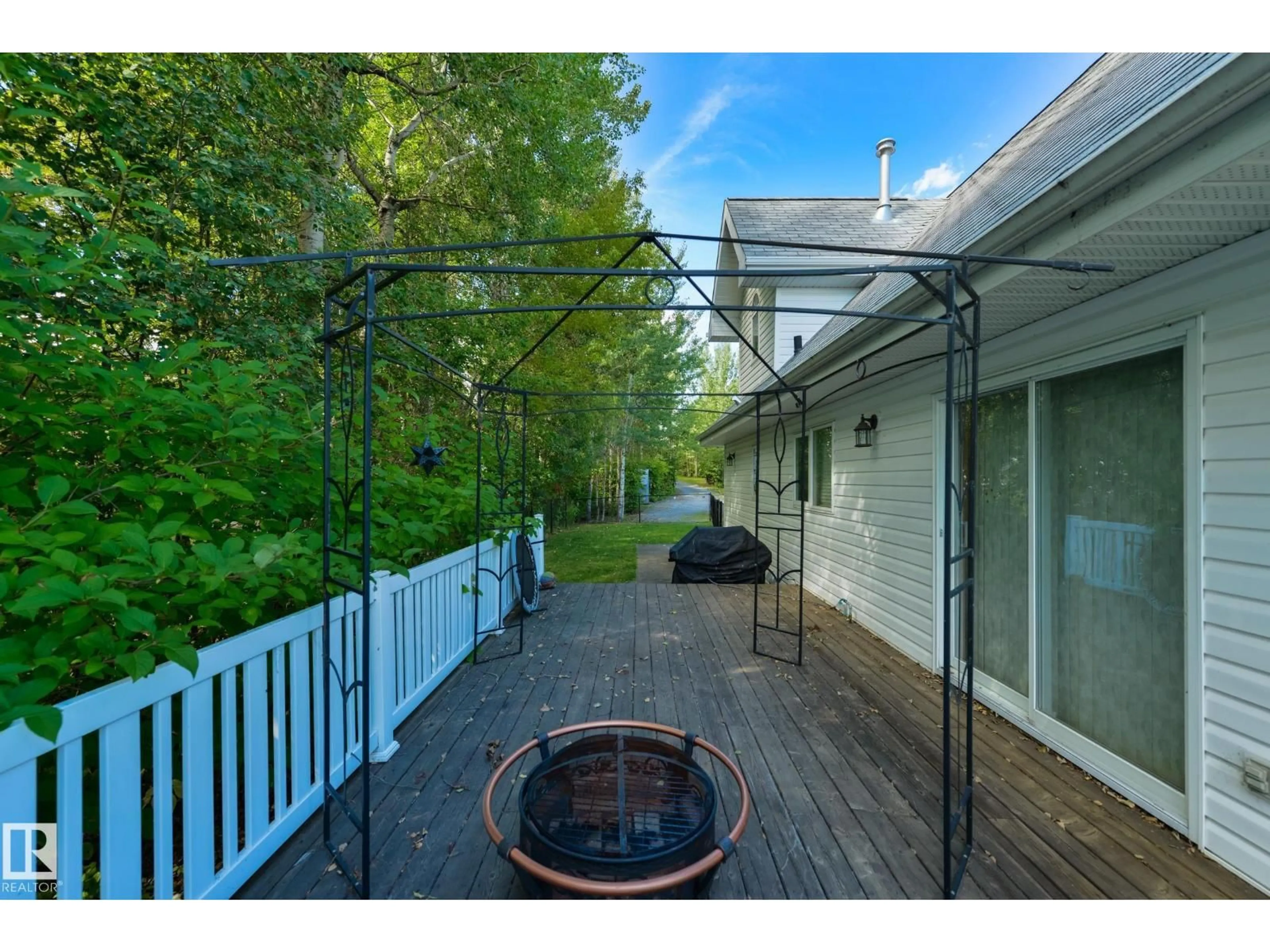 Patio, unknown for 53123 - 25 HGHWAY 31, Rural Parkland County Alberta T0E2B0