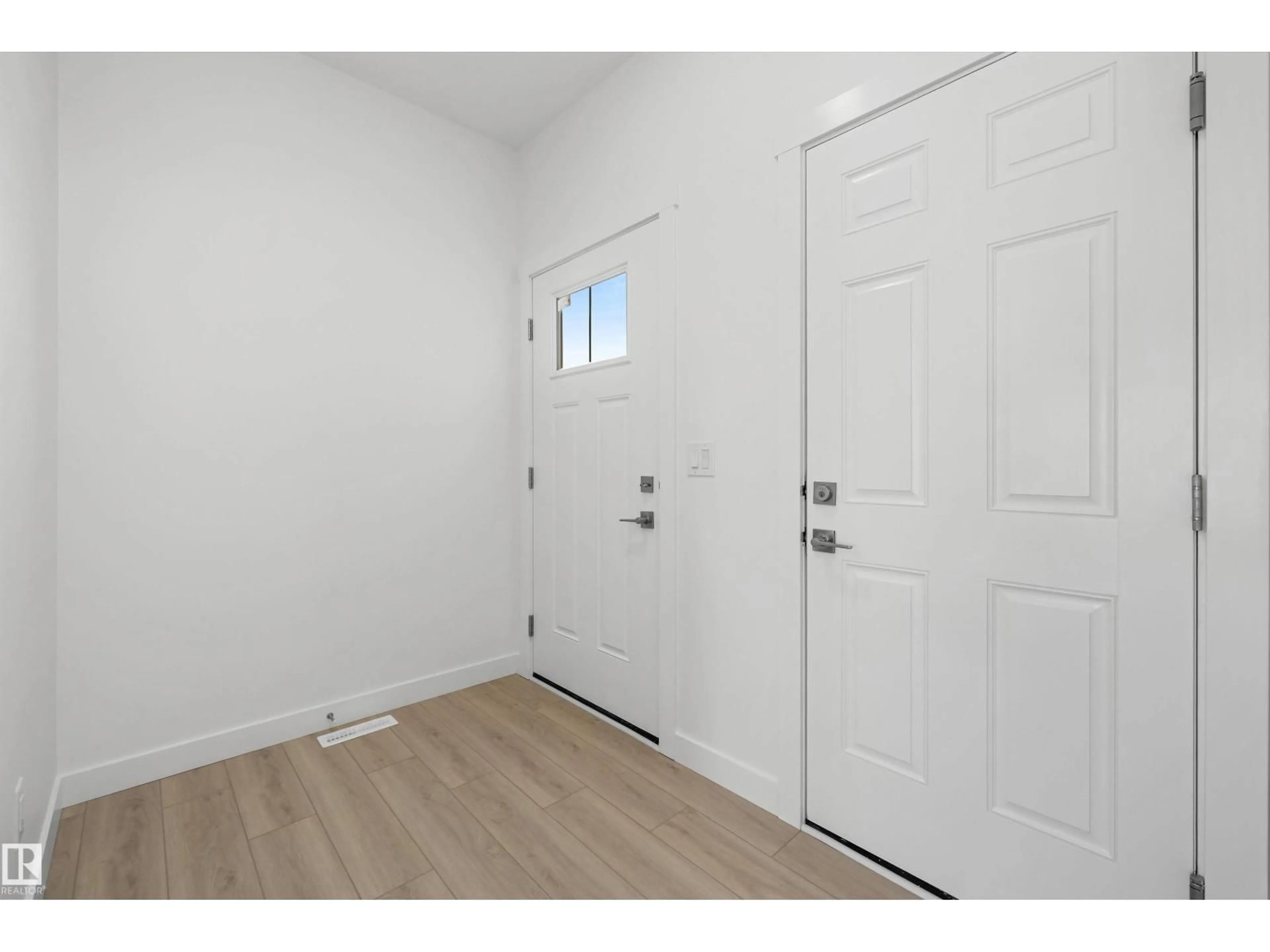 Indoor entryway for 1044 CRISTALL CR, Edmonton Alberta T6W5S6