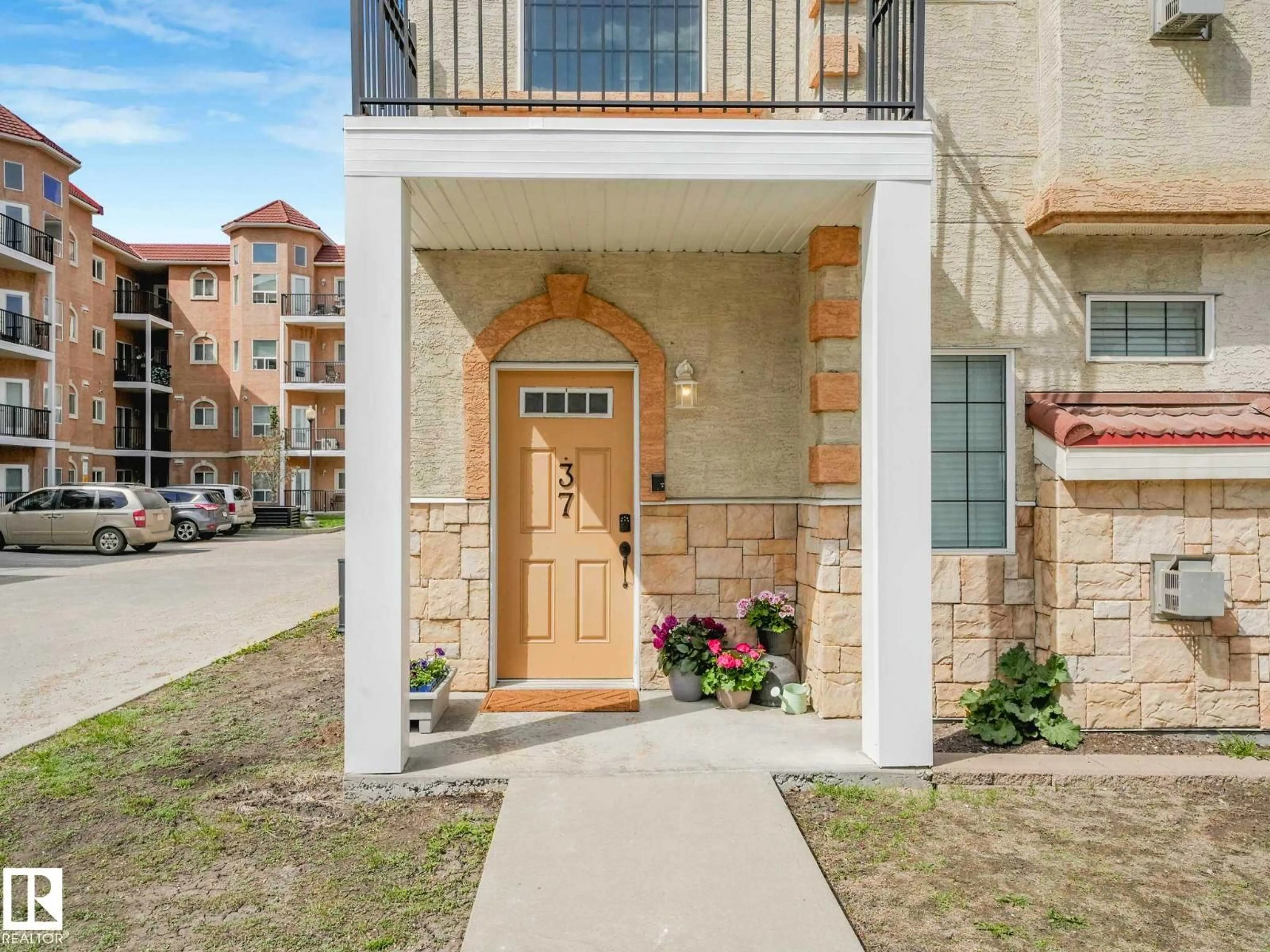 Indoor entryway for #37 - 13825 155 AV, Edmonton Alberta T6V0B8