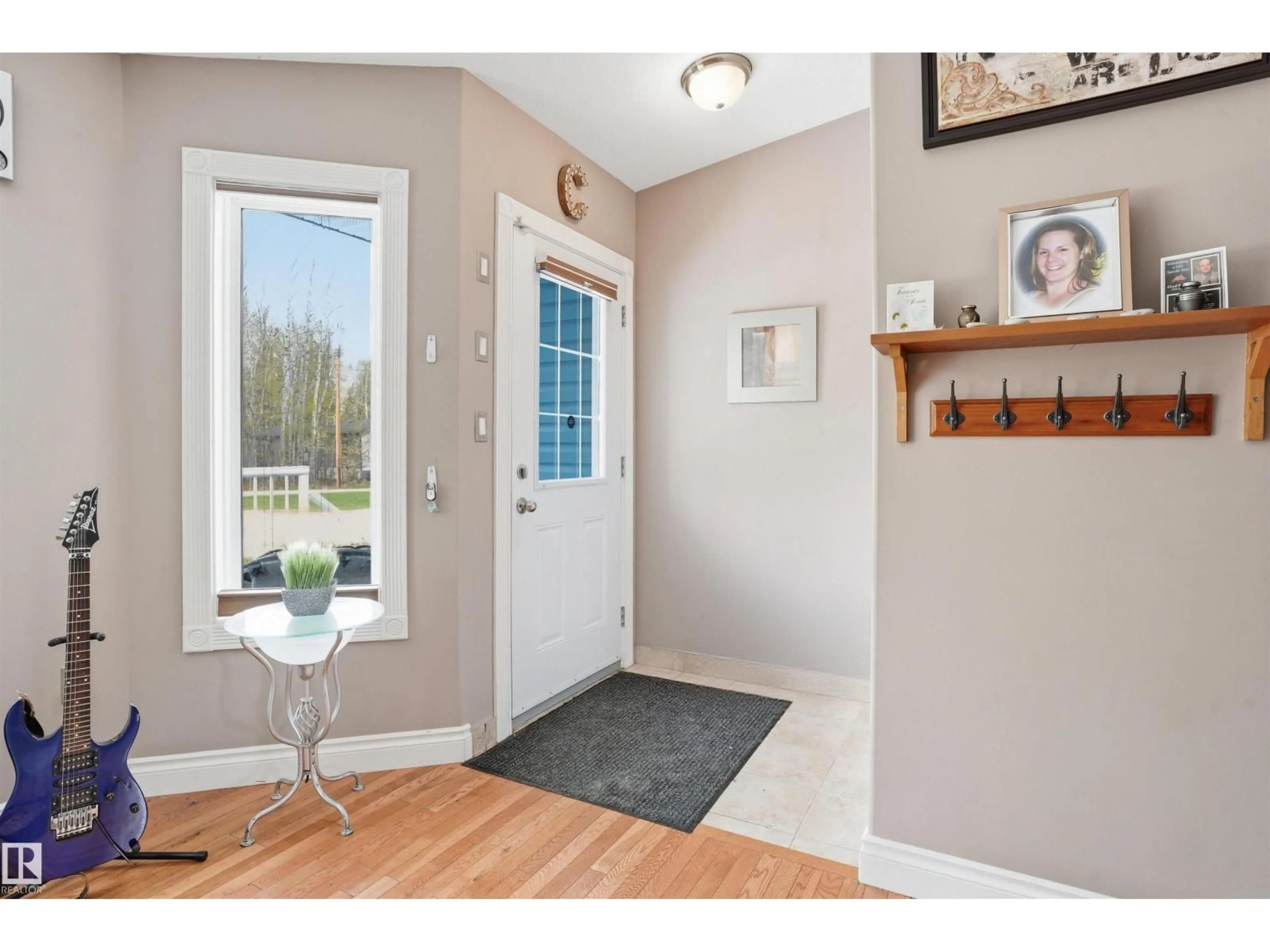 Indoor entryway for 1515 MARINE DR, Rural Lac Ste. Anne County Alberta T0E0A2