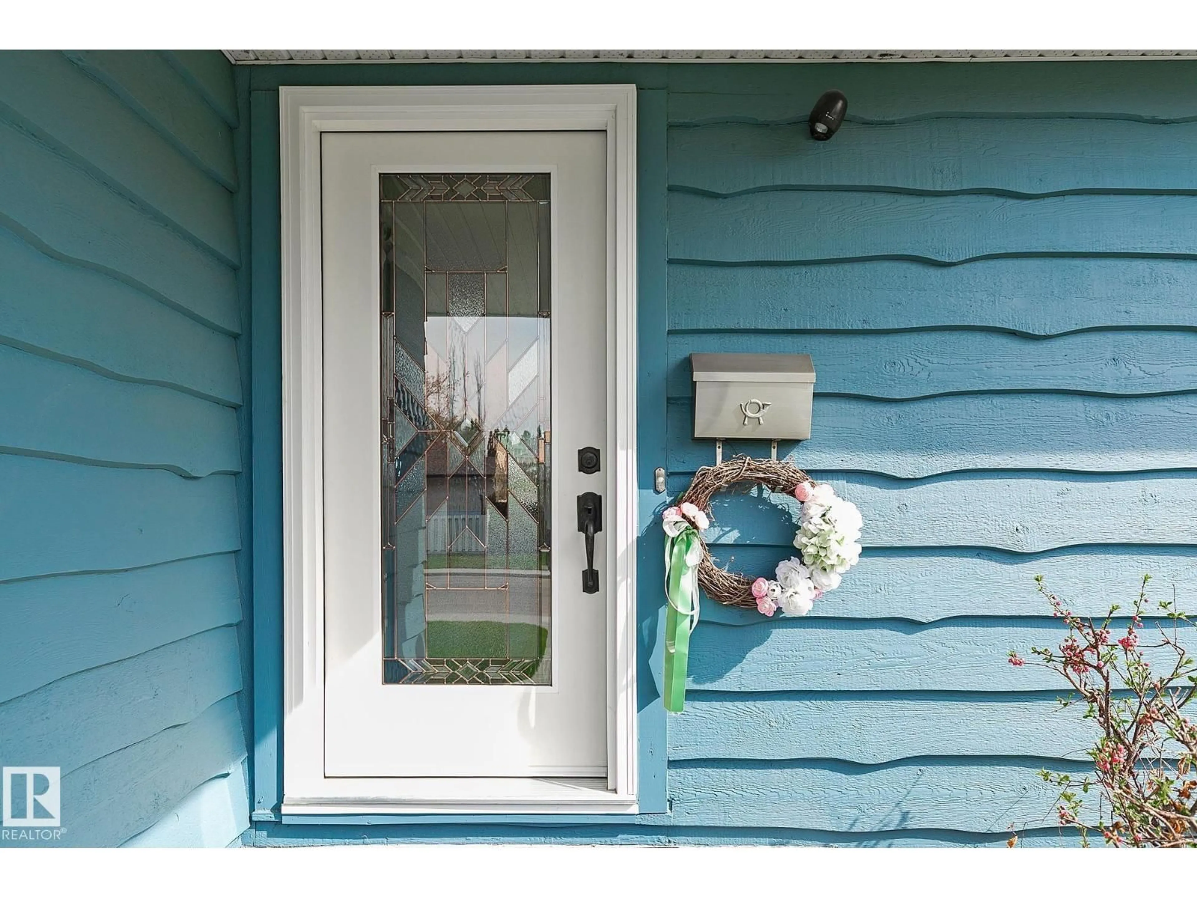 Home with vinyl exterior material, street for 4704 109 AV, Edmonton Alberta T6A1R6