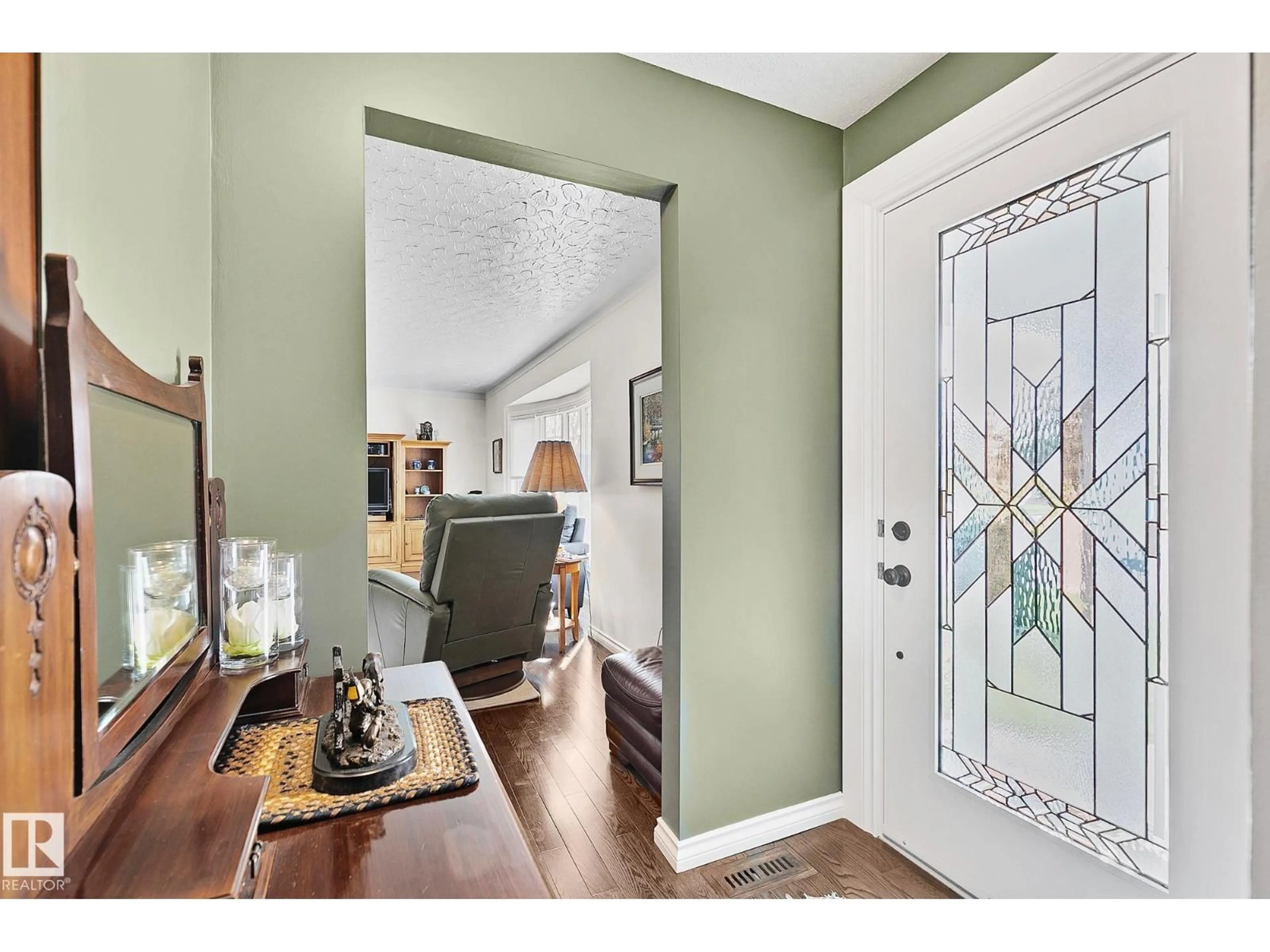 Indoor entryway for 4704 109 AV, Edmonton Alberta T6A1R6