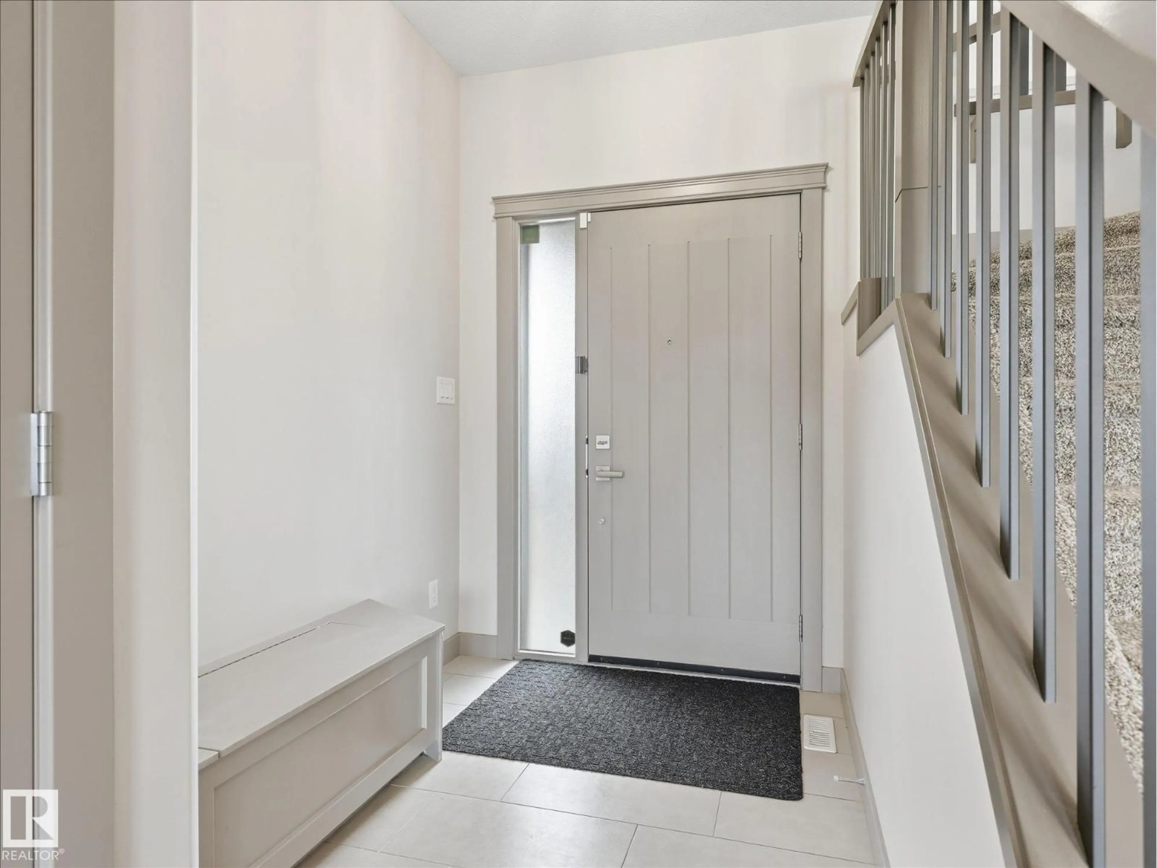 Indoor foyer for 2115 AUXIER CO SW, Edmonton Alberta T6W3C1