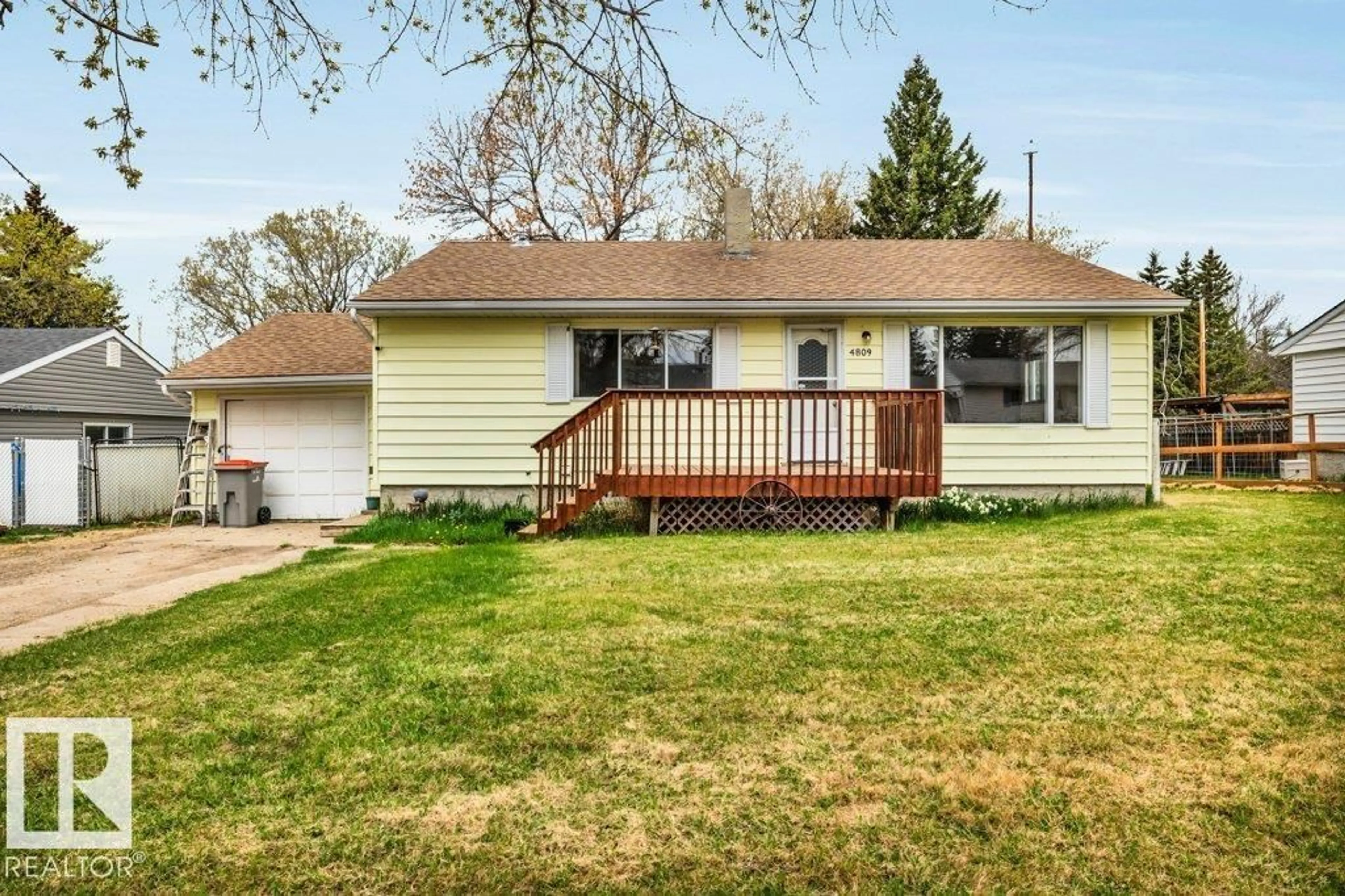 Home with vinyl exterior material, street for 4809 32 ST, Rural Wetaskiwin County Alberta T0C2C0