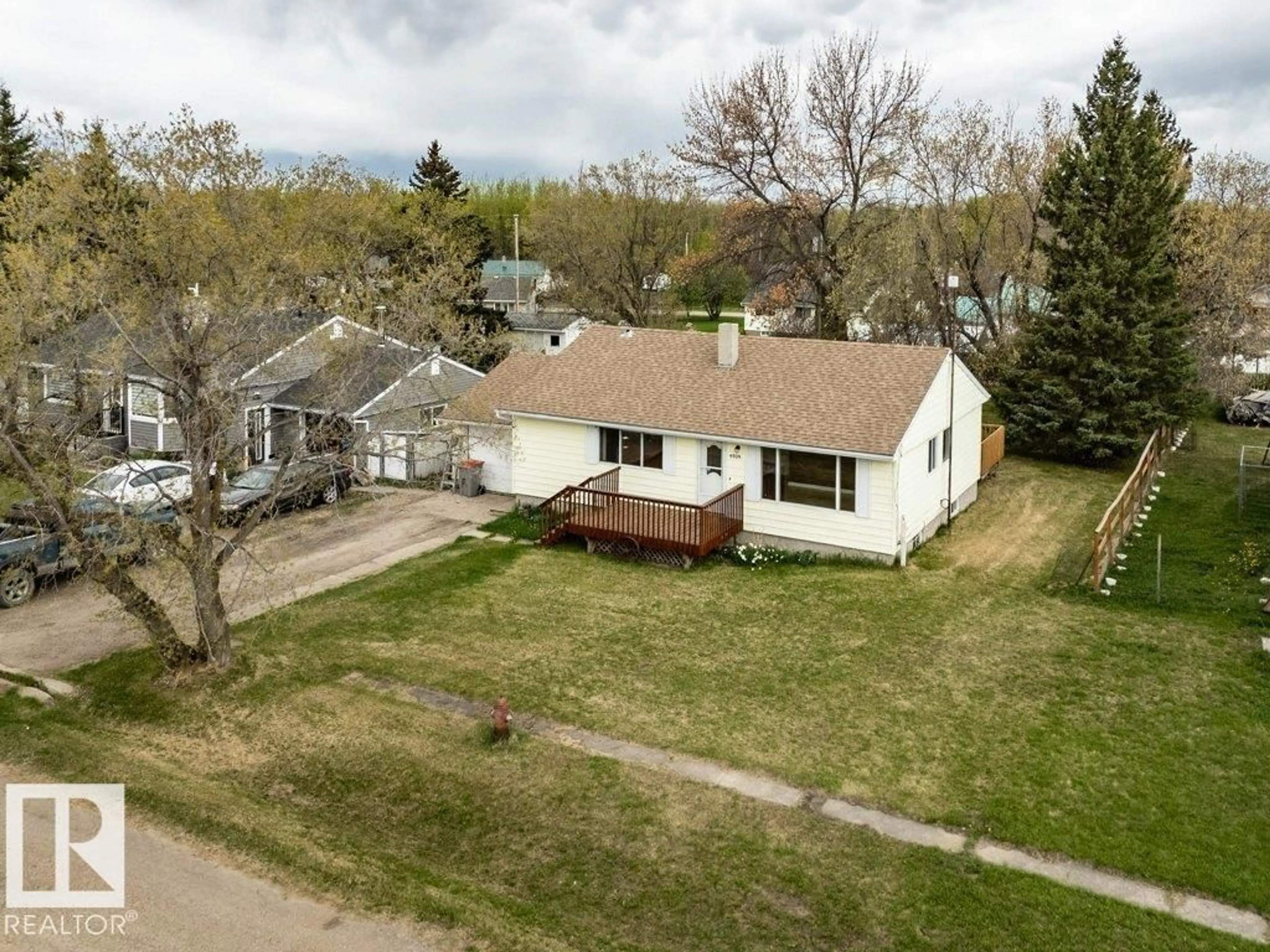 A pic from outside/outdoor area/front of a property/back of a property/a pic from drone, street for 4809 32 ST, Rural Wetaskiwin County Alberta T0C2C0