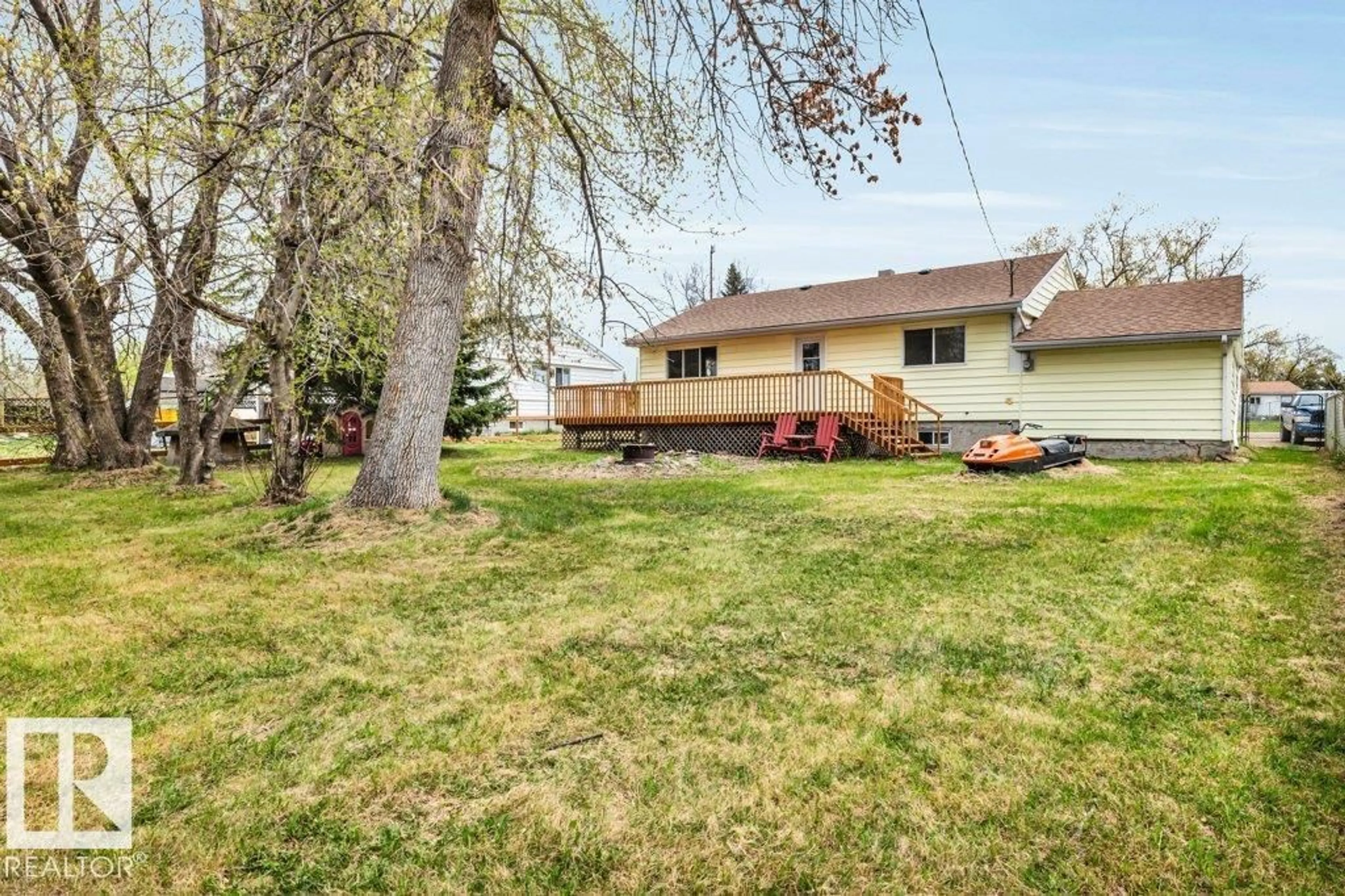 Patio, street for 4809 32 ST, Rural Wetaskiwin County Alberta T0C2C0