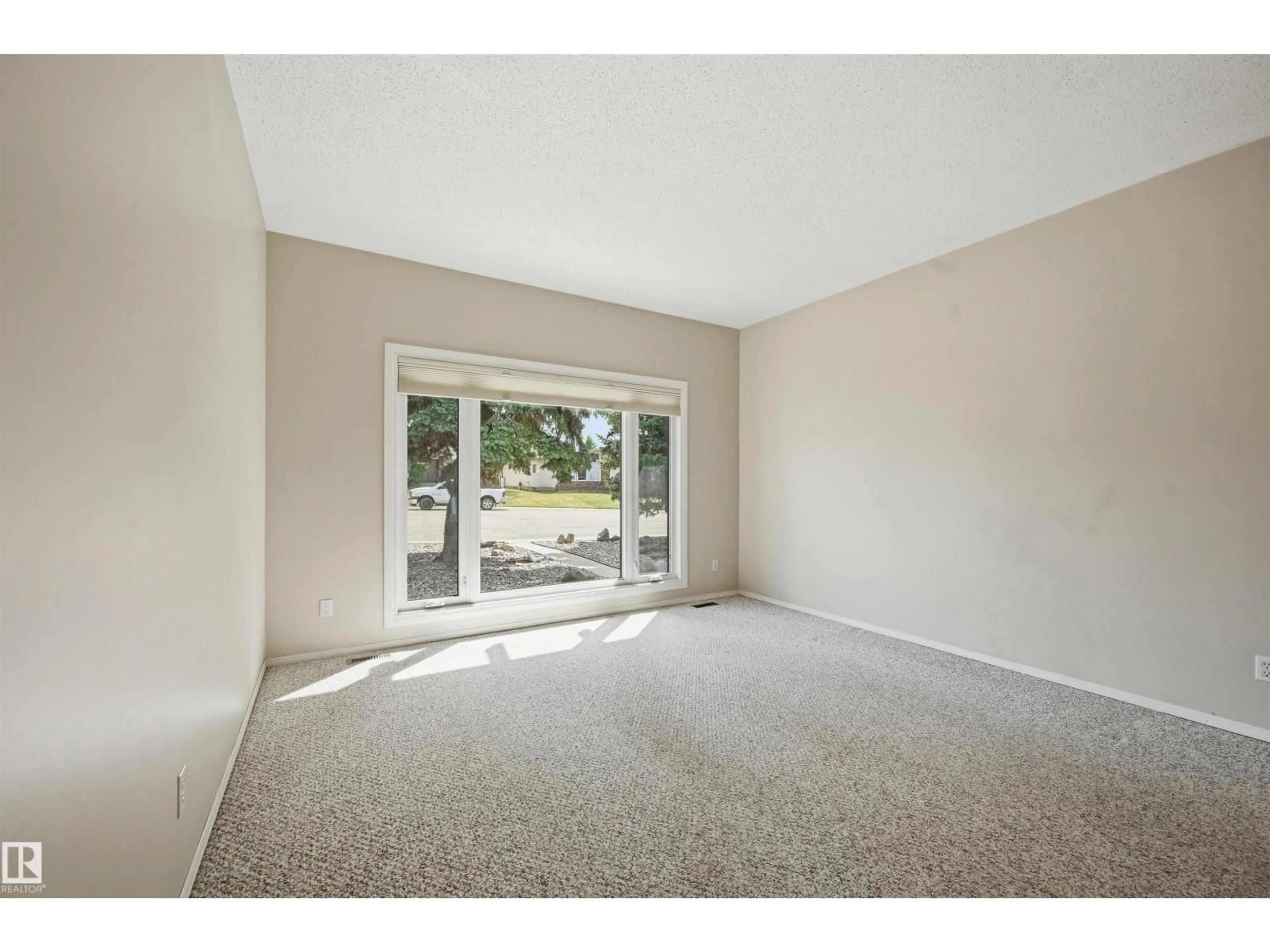 Unknown for 692 LEE RIDGE RD, Edmonton Alberta T6K0P2