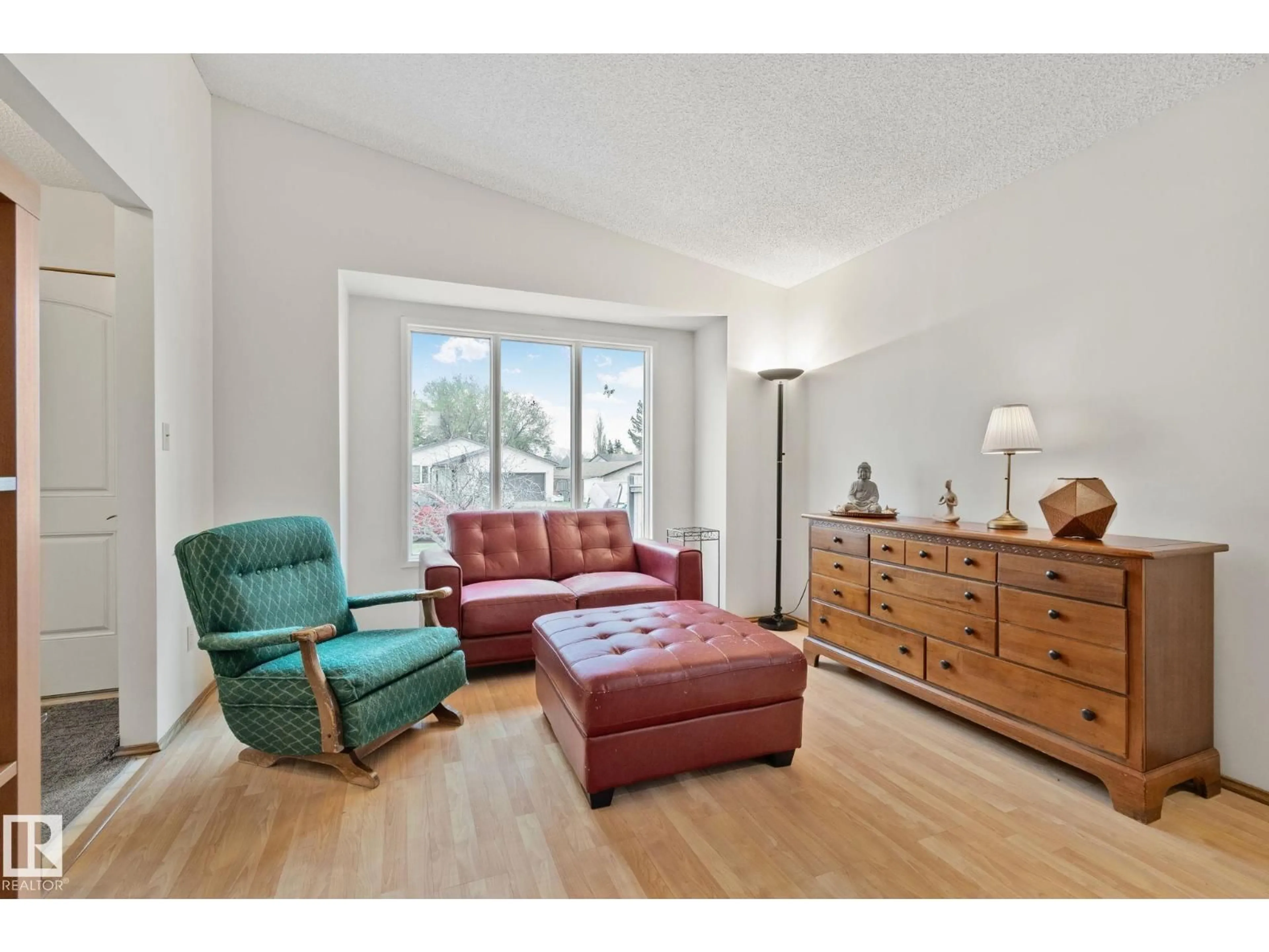 Unknown for 4707 10A AV, Edmonton Alberta T6L4E4