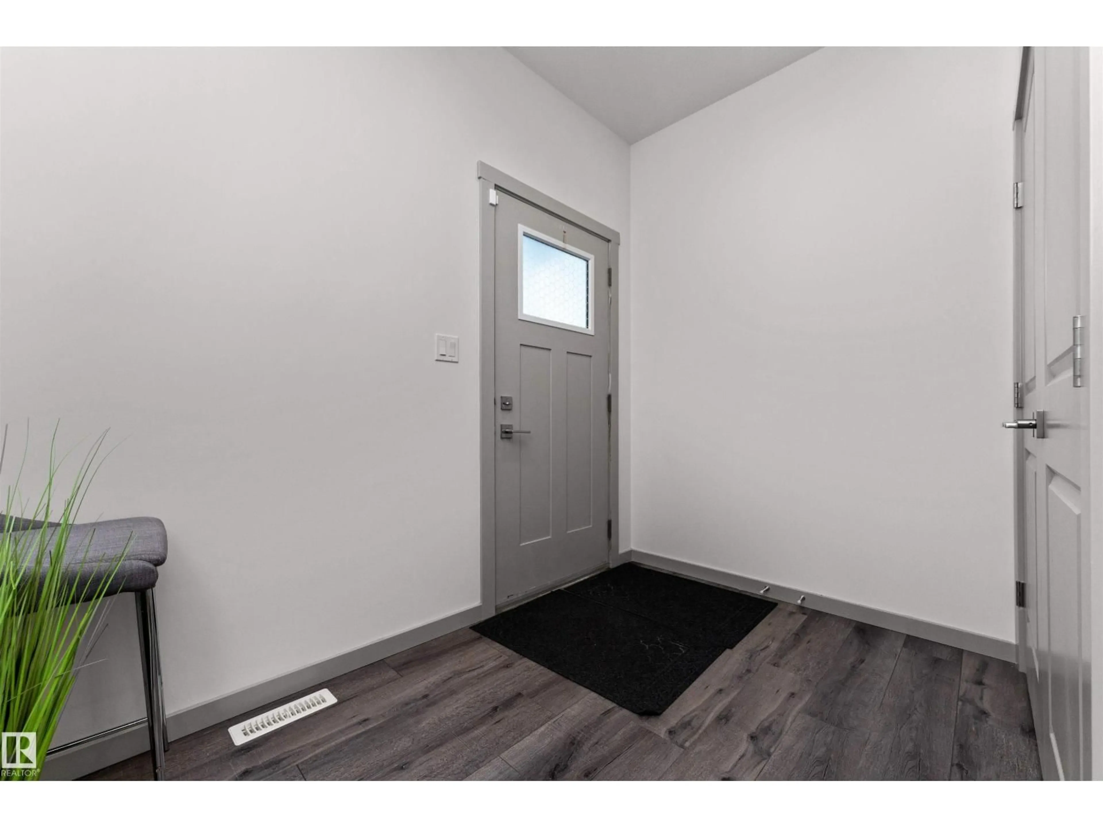 Indoor entryway for 2330 KELLY CI, Edmonton Alberta T6W4K2