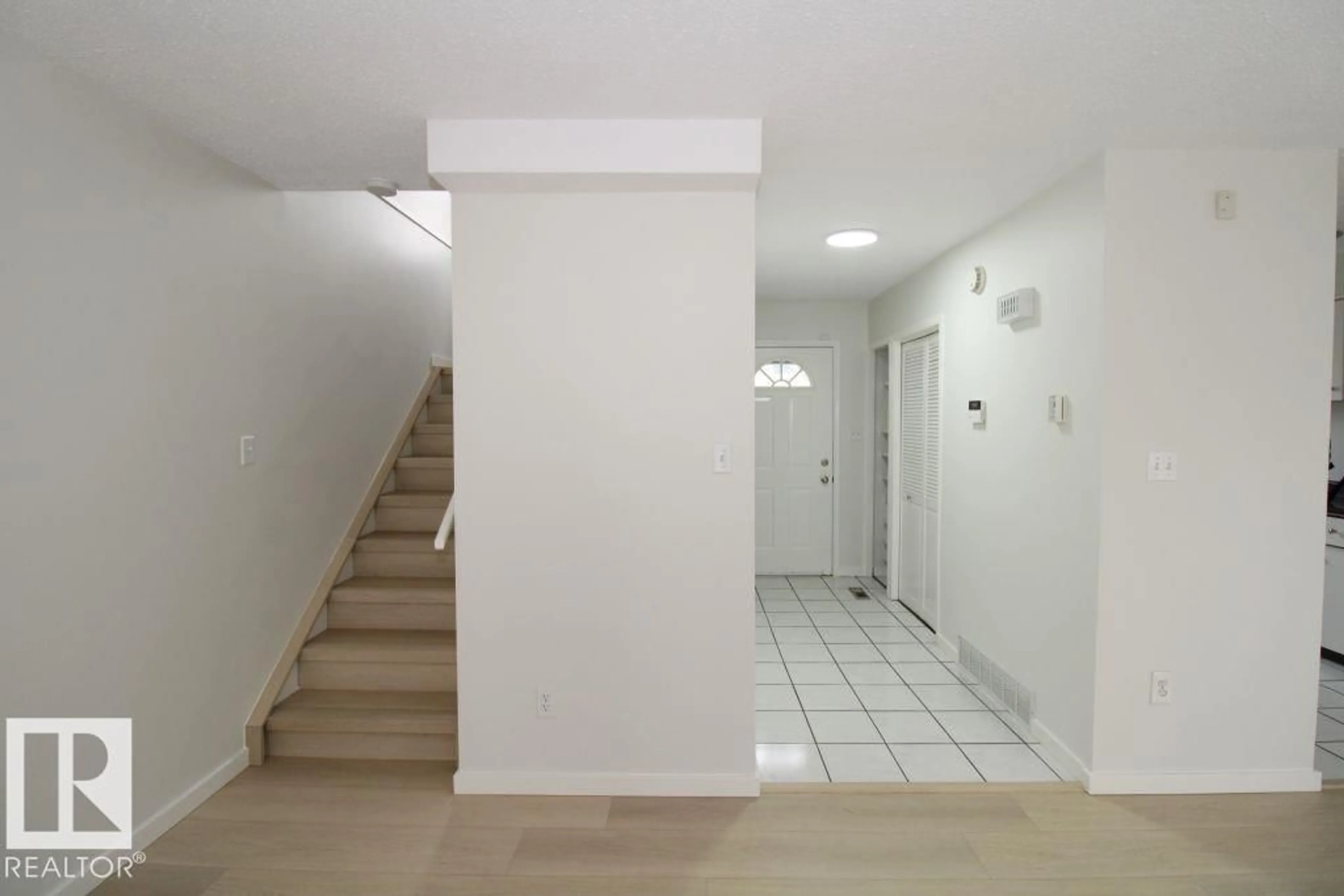 Indoor foyer for 109 - 109 BROOKWOOD DR, Spruce Grove Alberta T7X1A4