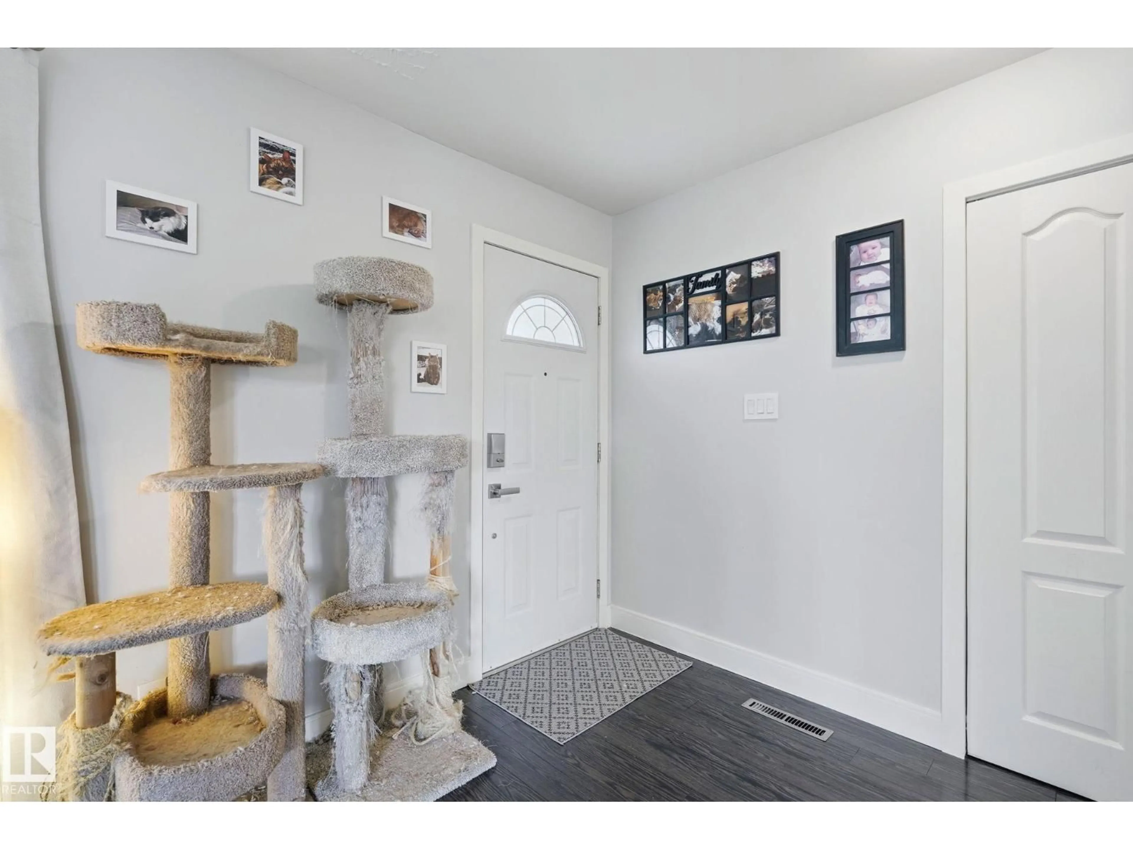 Indoor entryway for NW - 6219 134 AV, Edmonton Alberta T5A0L7