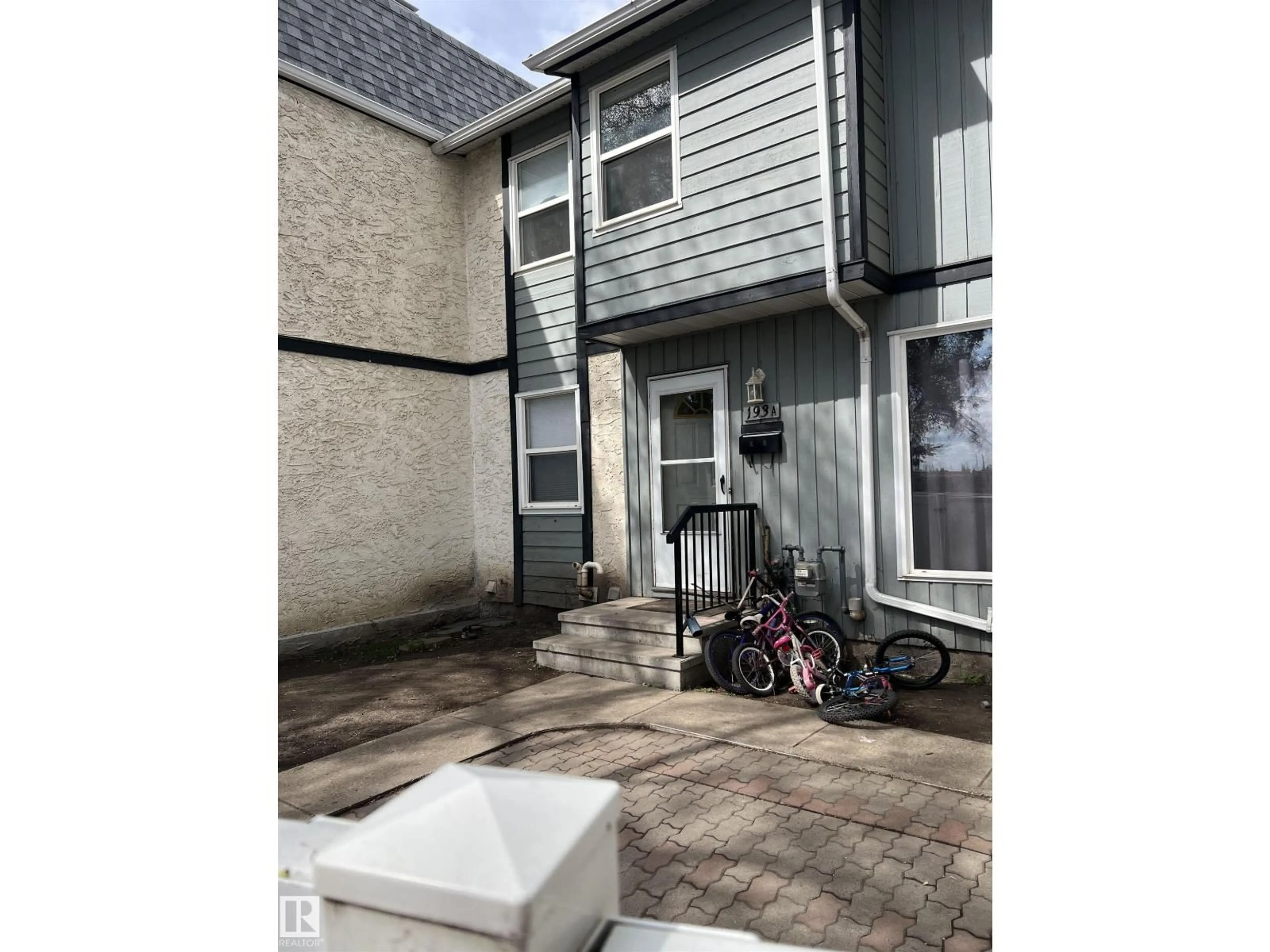 A pic from outside/outdoor area/front of a property/back of a property/a pic from drone, street for 193A HOMESTEAD CR, Edmonton Alberta T5A2Y2