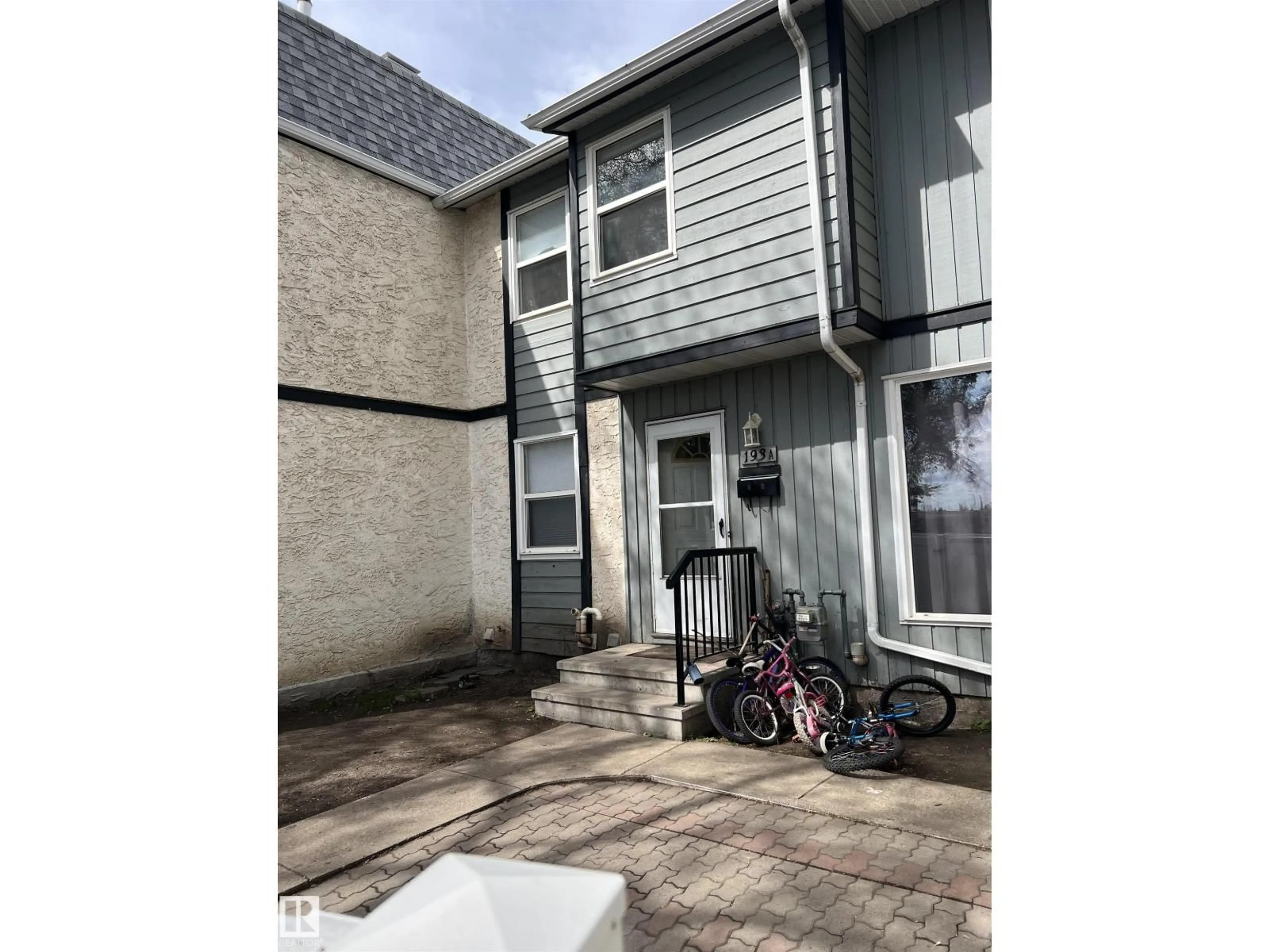 A pic from outside/outdoor area/front of a property/back of a property/a pic from drone, street for 193A HOMESTEAD CR, Edmonton Alberta T5A2Y2