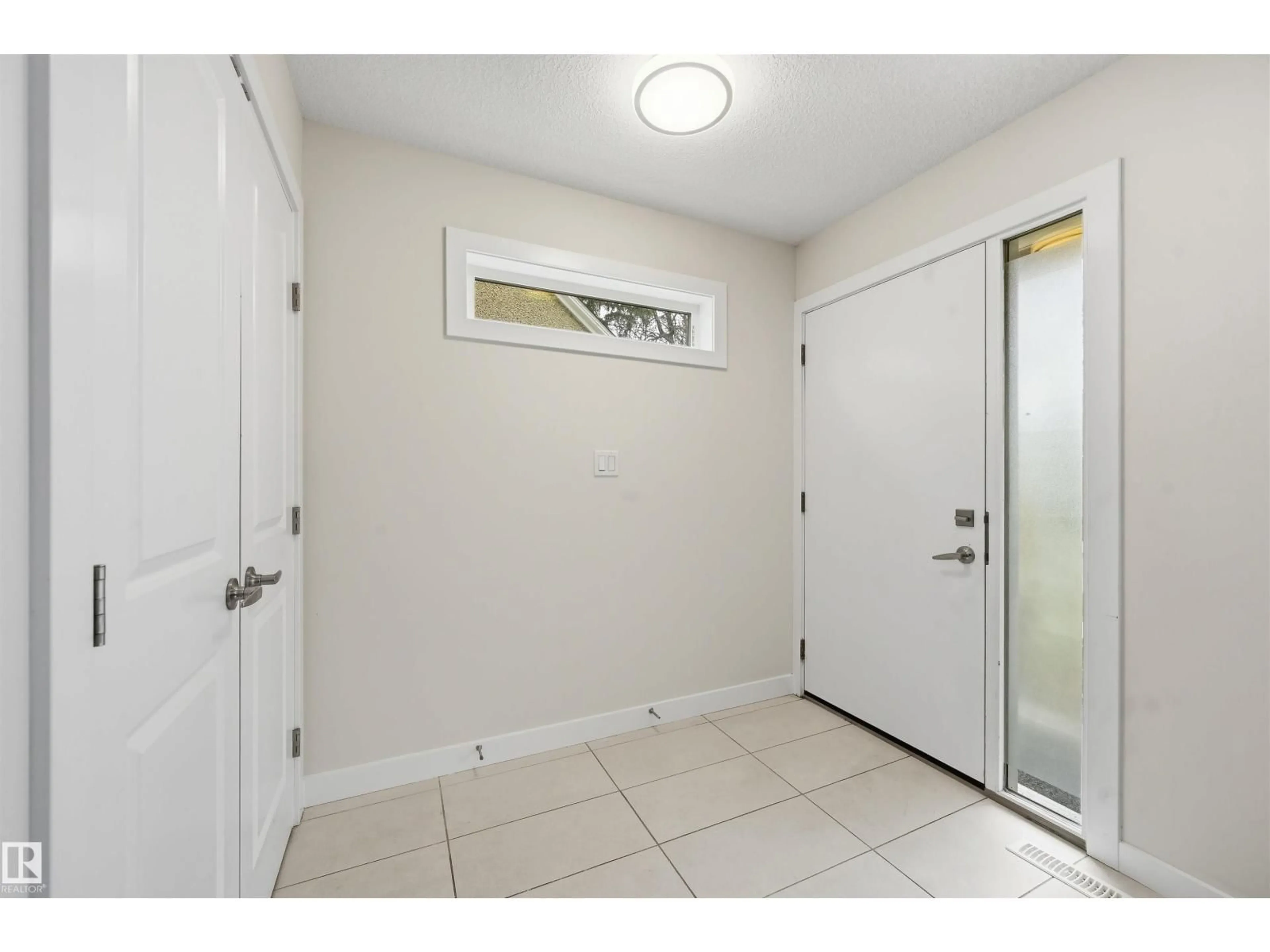 Indoor entryway for 11146 78 AV, Edmonton Alberta T6G0M6