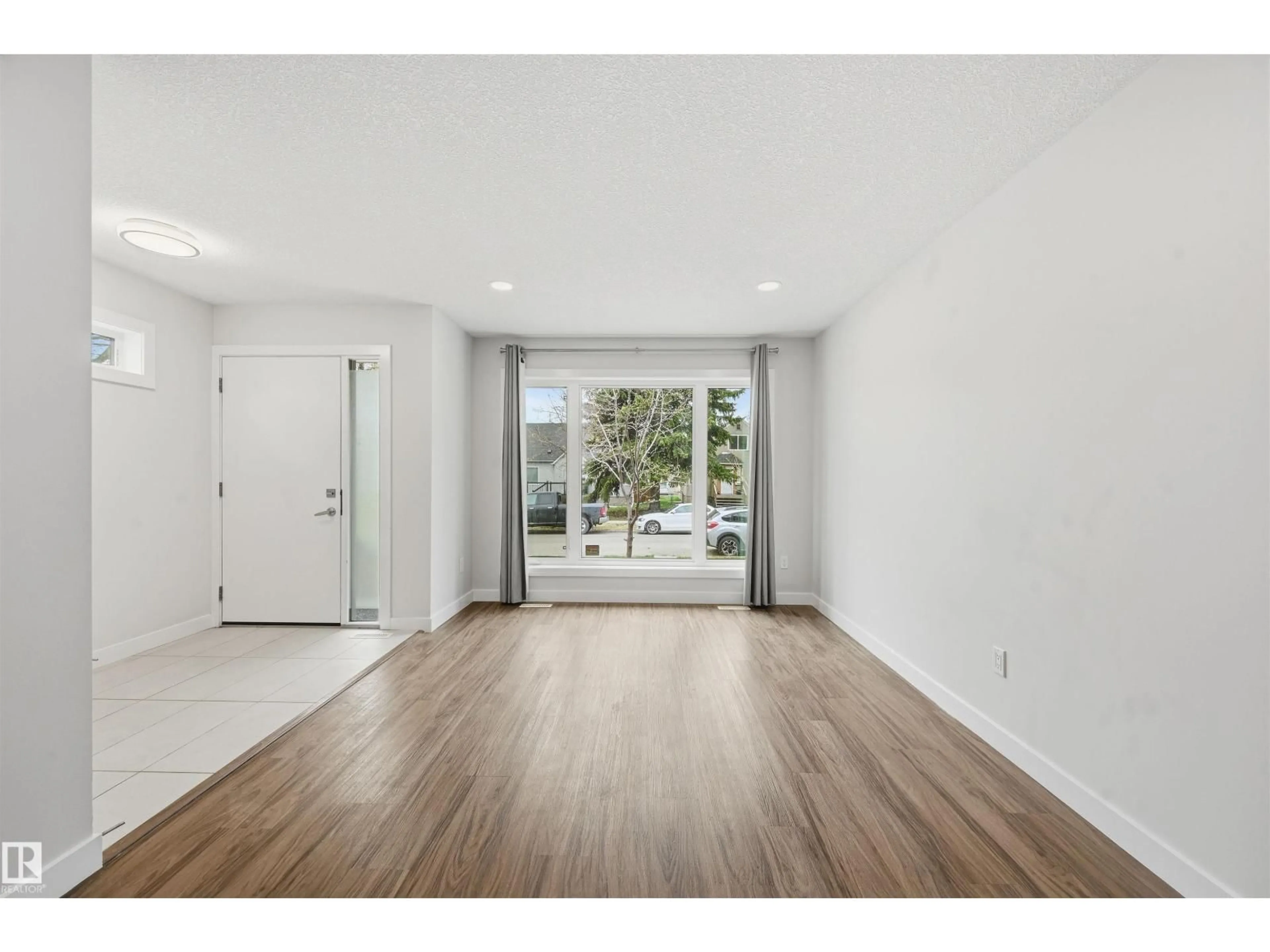 Indoor entryway for 11146 78 AV, Edmonton Alberta T6G0M6
