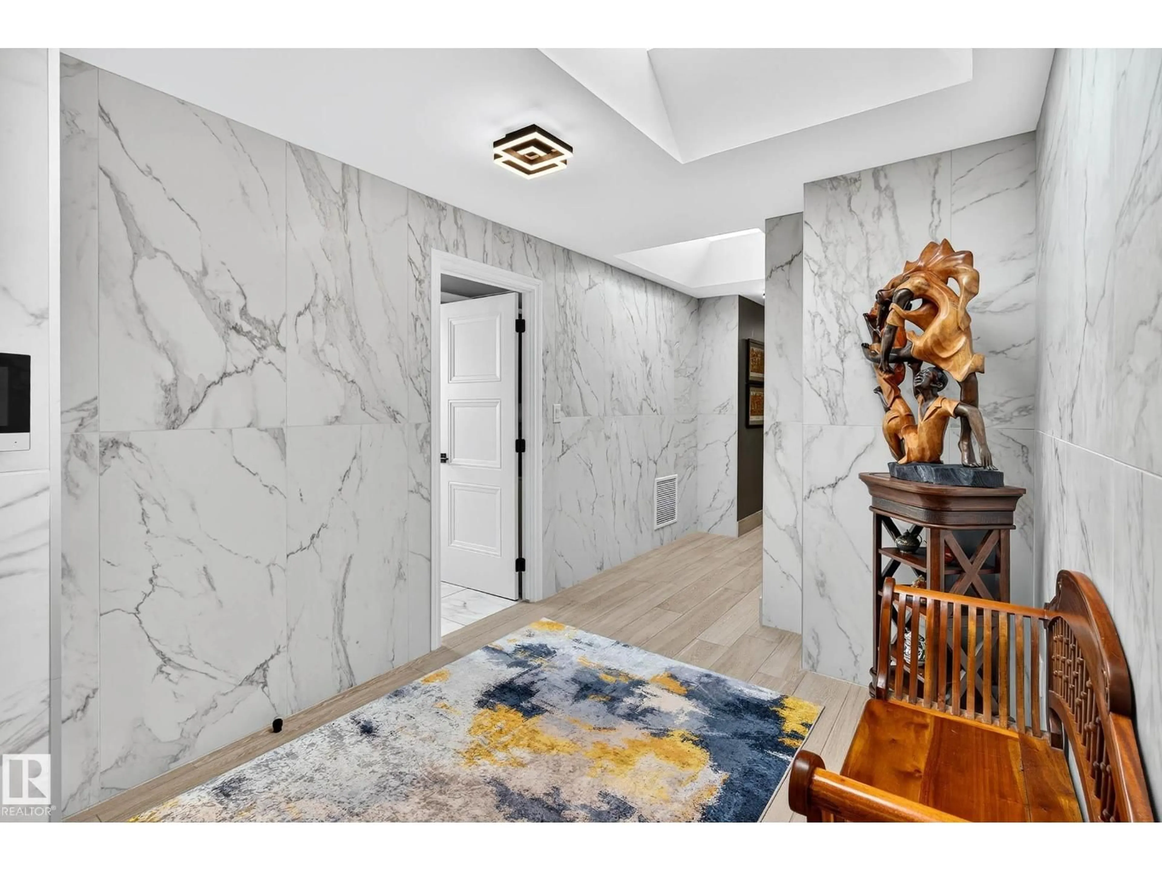 Indoor foyer for 1601 - 10045 118 ST, Edmonton Alberta T5K2K2