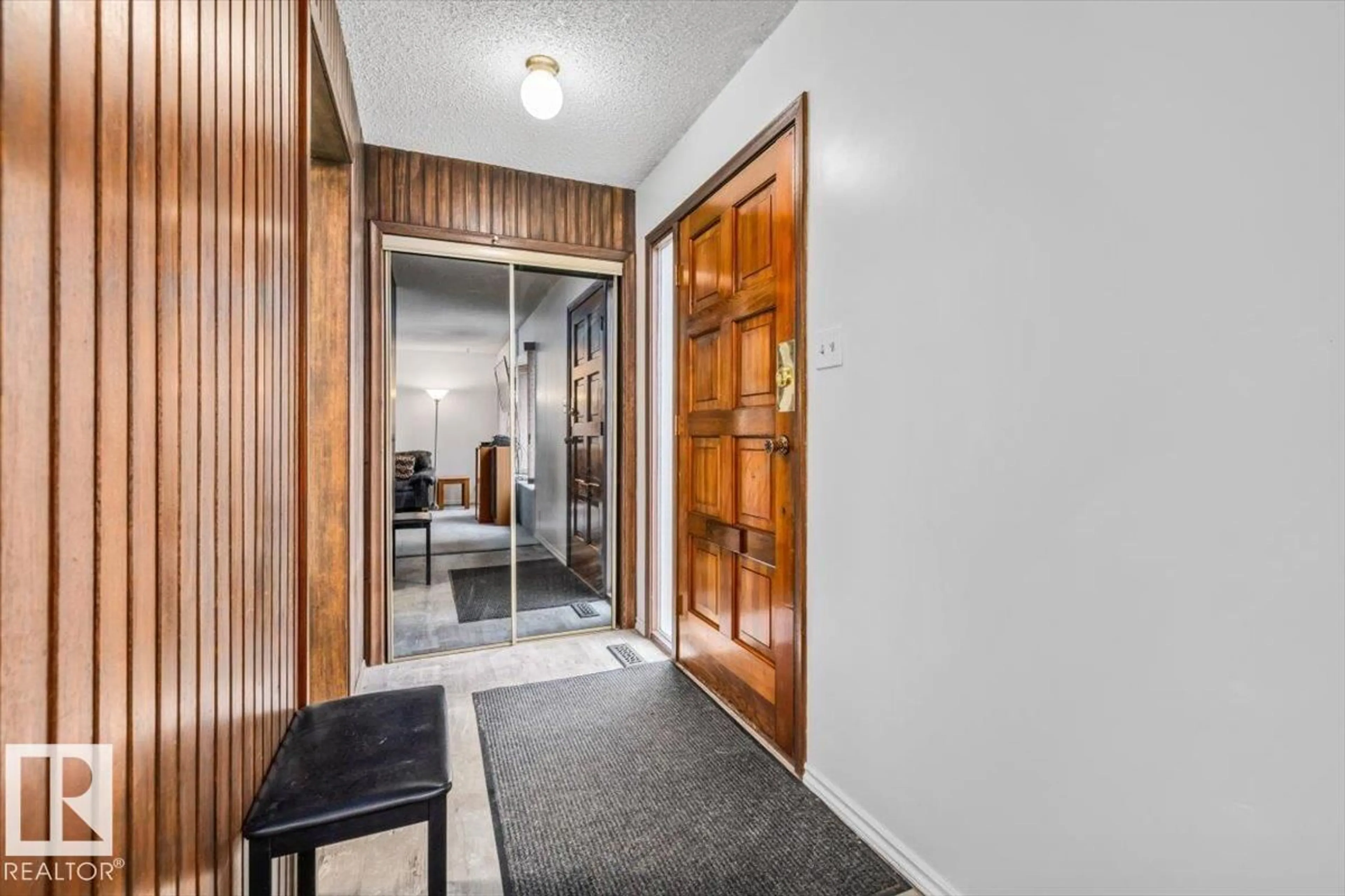 Indoor foyer for 11428 79 AV, Edmonton Alberta T6G0P6