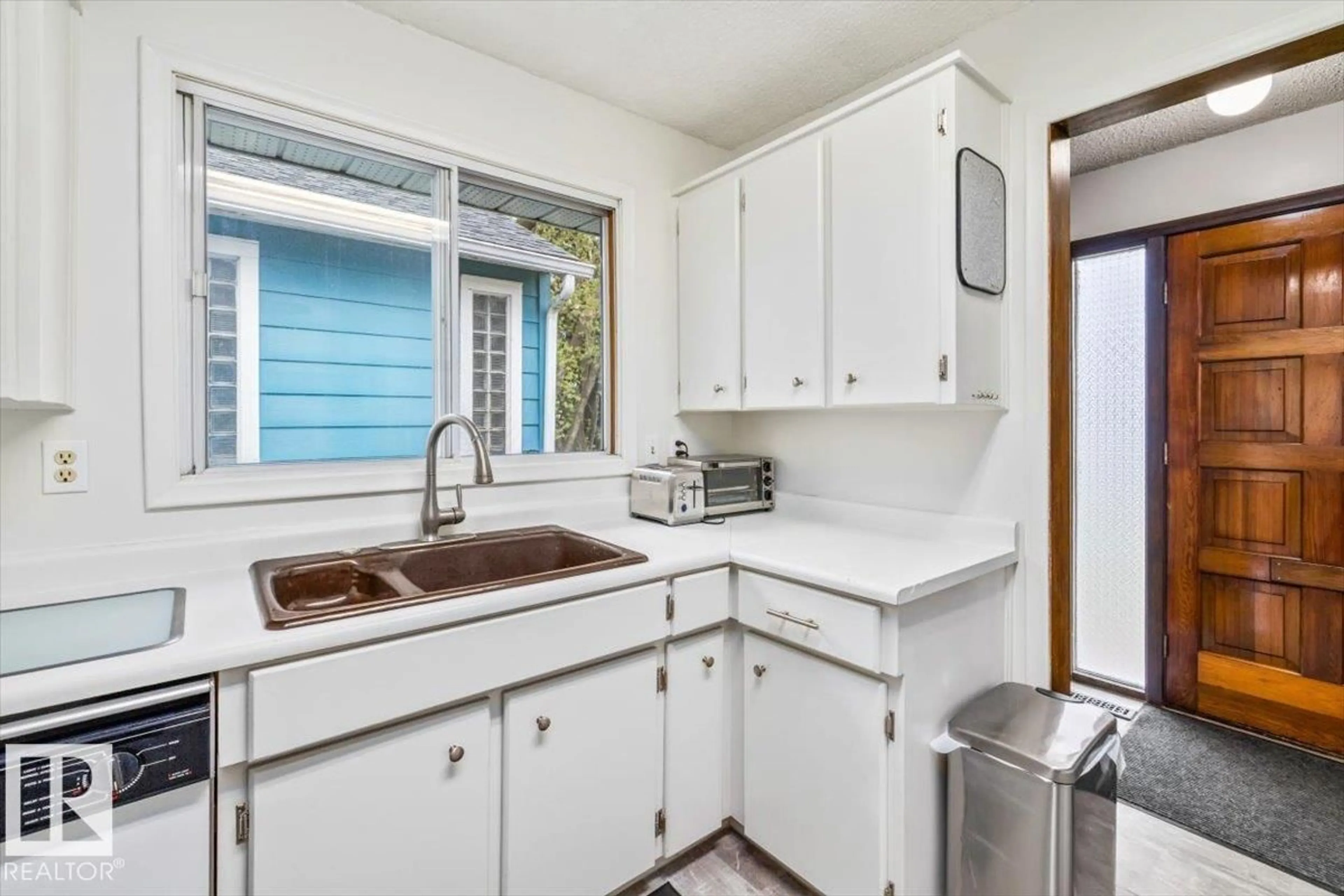 Standard kitchen, ceramic/tile floor for 11428 79 AV, Edmonton Alberta T6G0P6