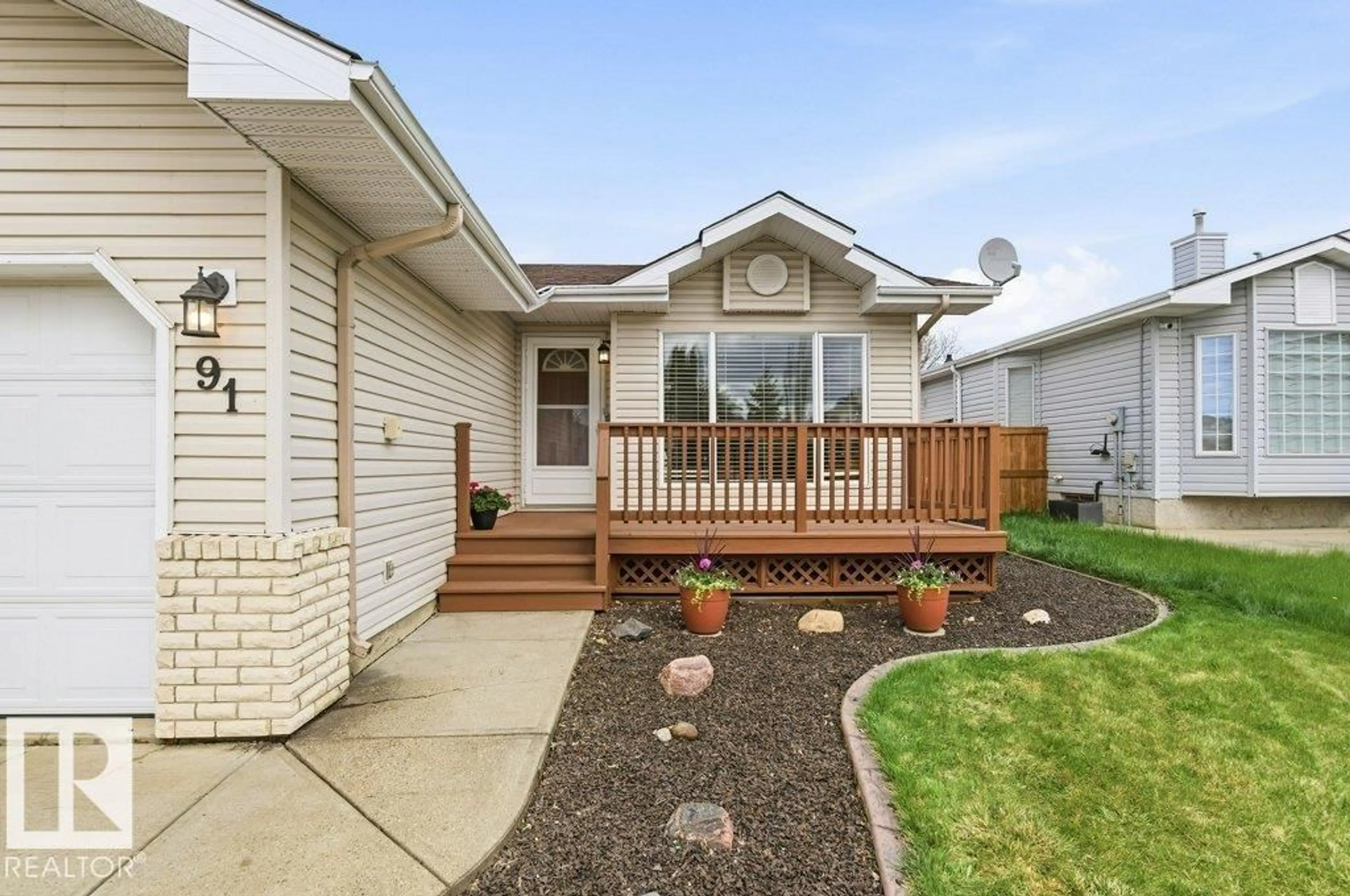Home with vinyl exterior material, street for 91 WESTMEWS DR, Fort Saskatchewan Alberta T8L3X7