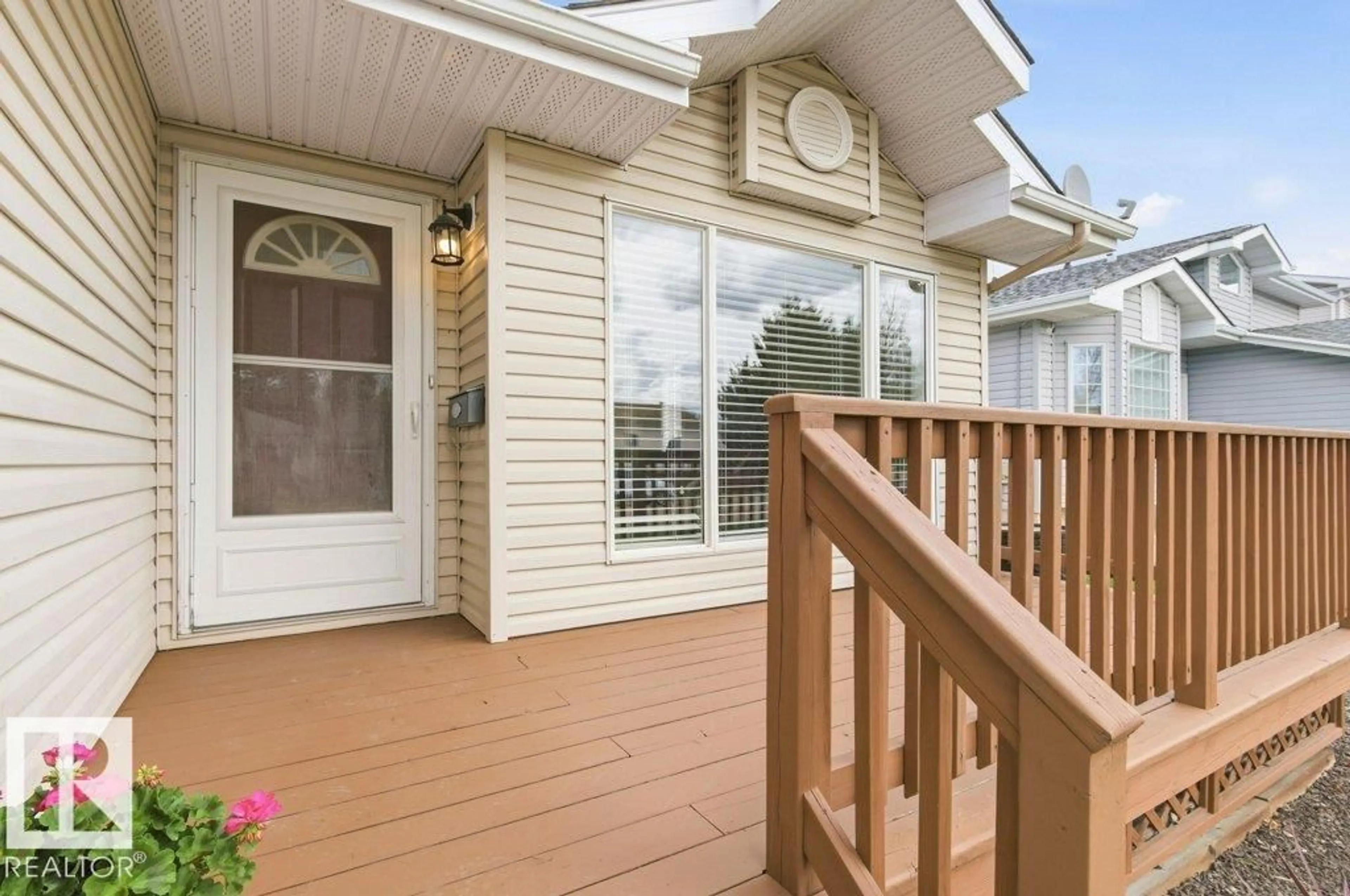 Home with vinyl exterior material, street for 91 WESTMEWS DR, Fort Saskatchewan Alberta T8L3X7