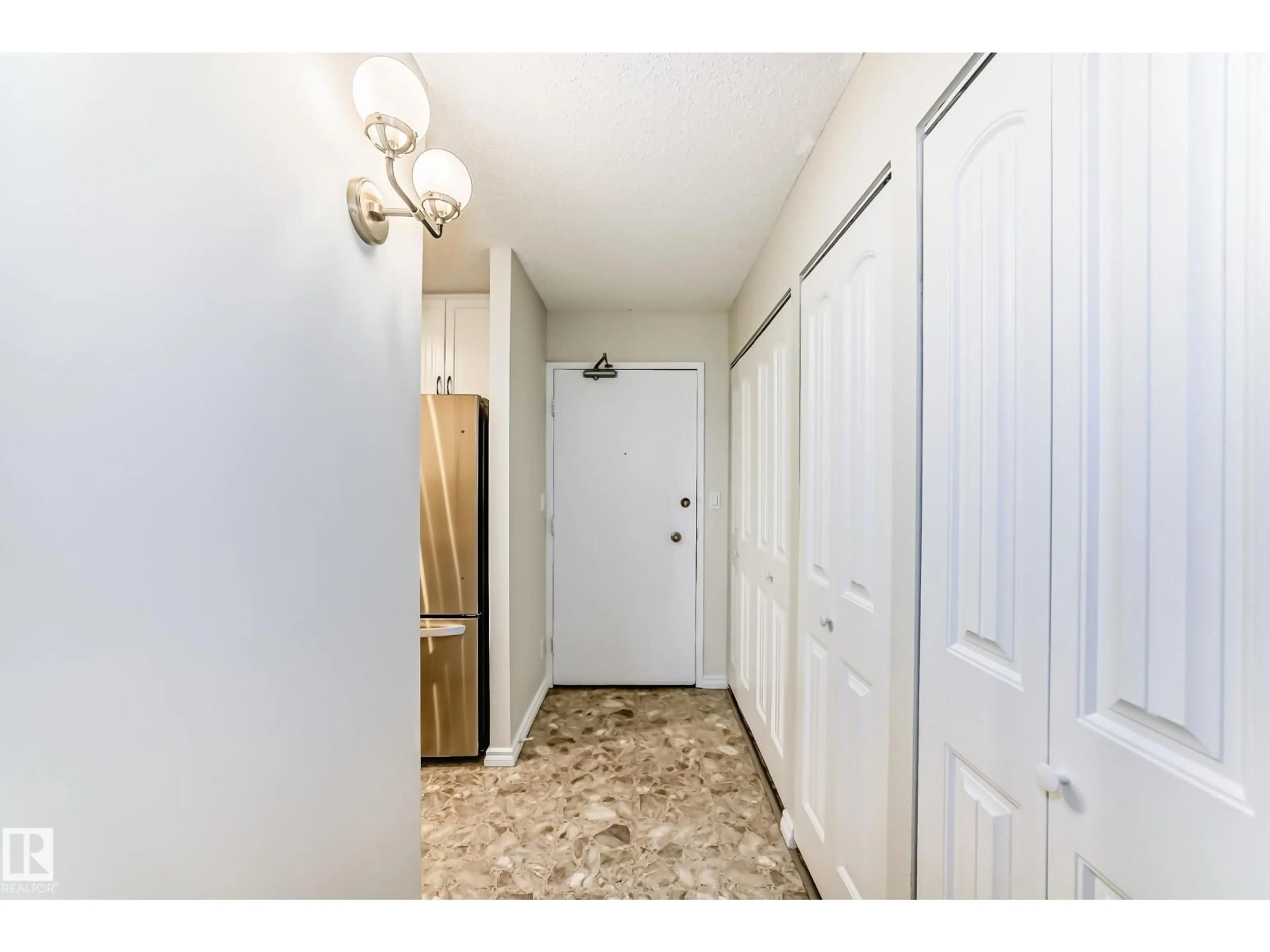 Indoor entryway for 11307 - 1404 99 AV, Edmonton Alberta T5K0H2
