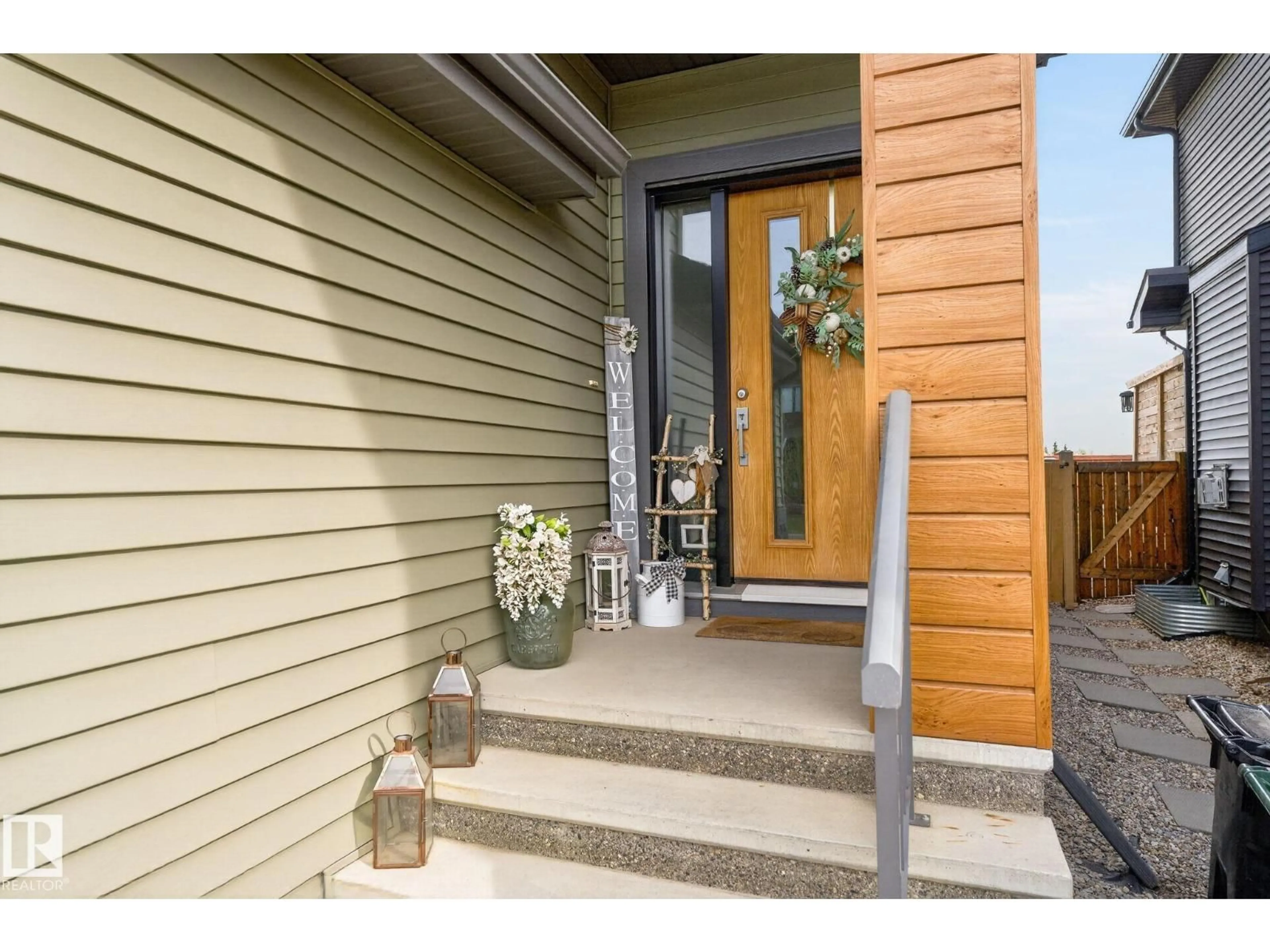 Indoor entryway for 94 TRIBUTE CM, Spruce Grove Alberta T7X0W6