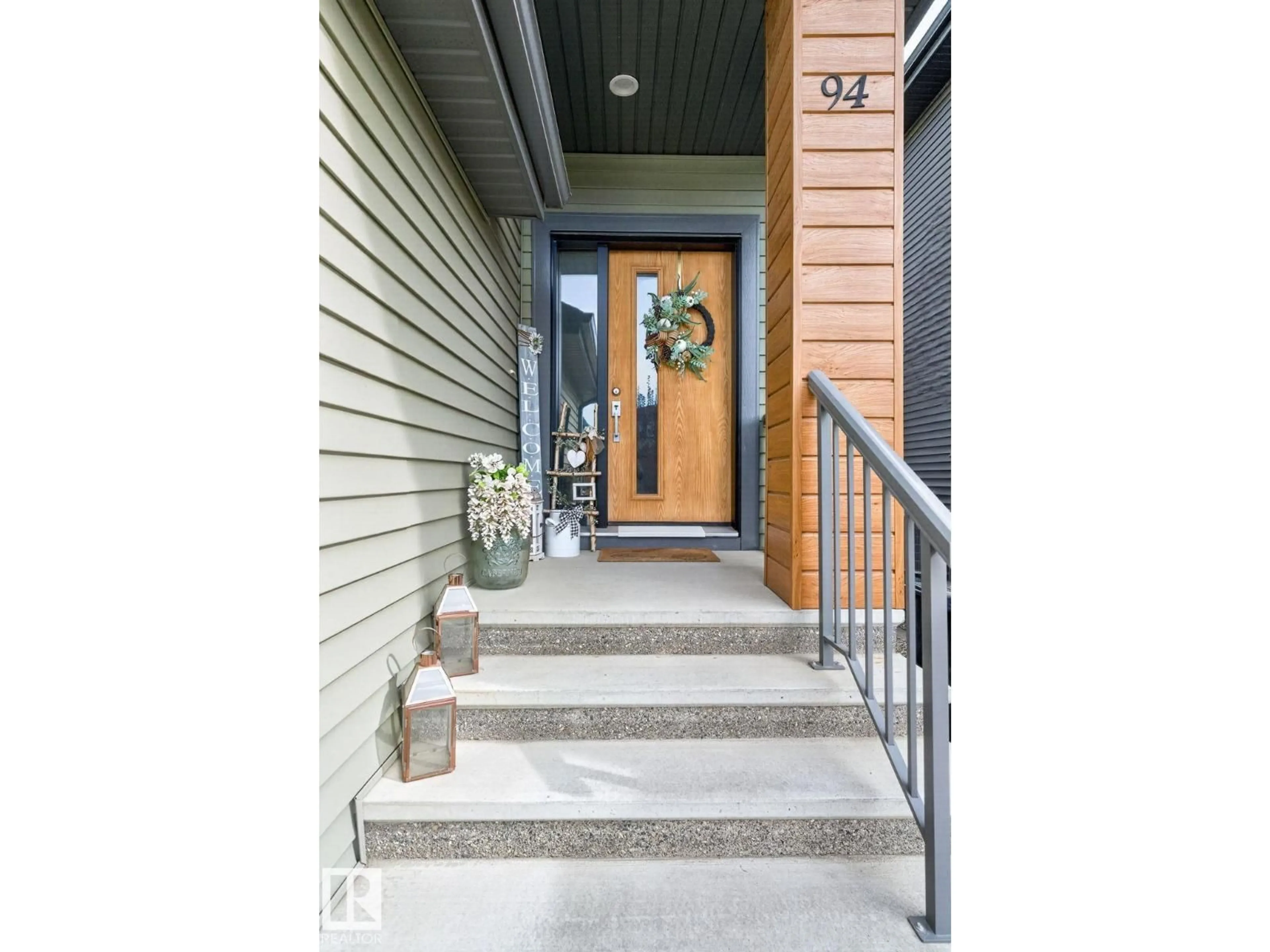 Indoor entryway for 94 TRIBUTE CM, Spruce Grove Alberta T7X0W6