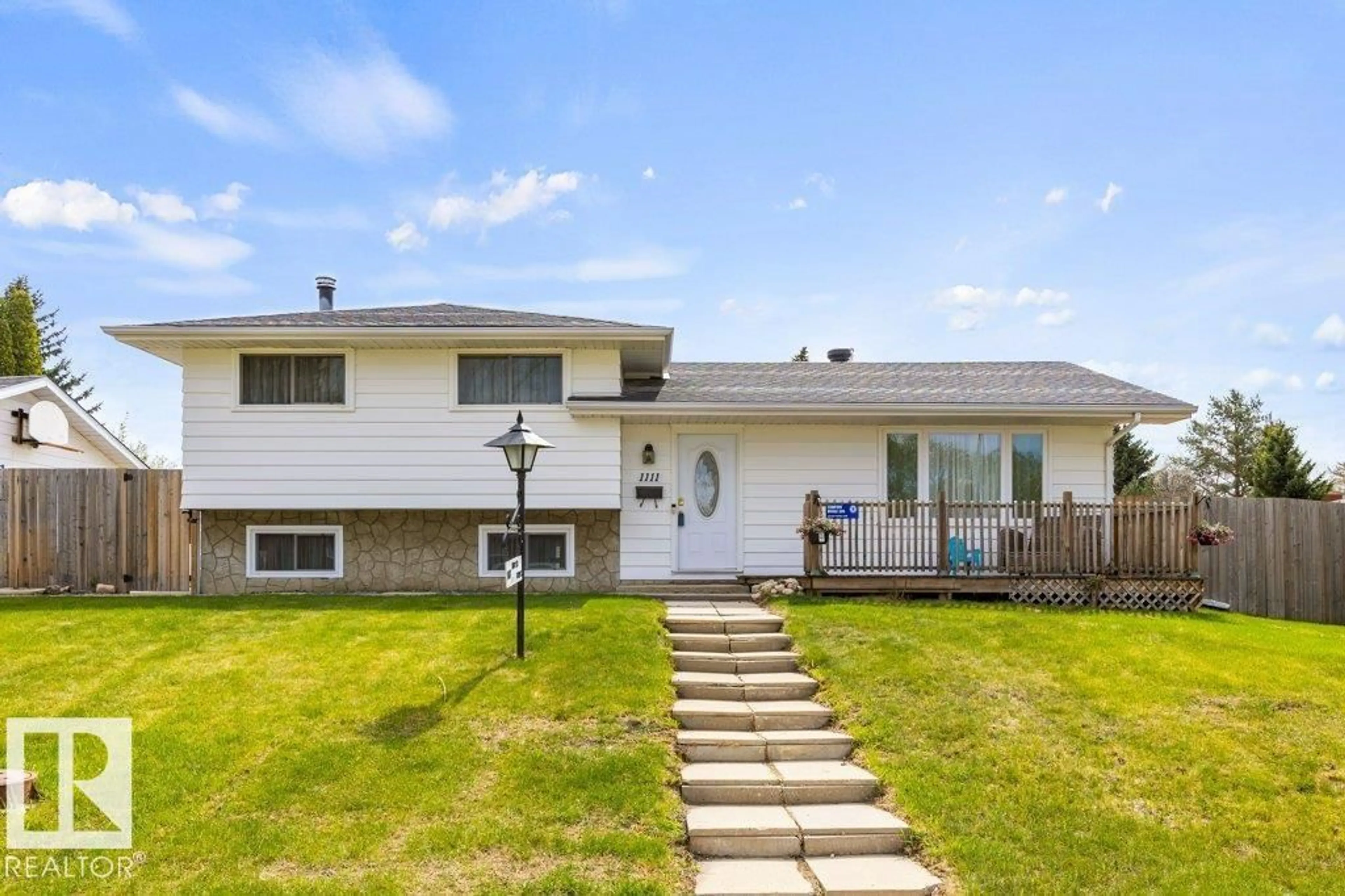 Home with vinyl exterior material, street for 1111 MOYER DR, Sherwood Park Alberta T8A1E8