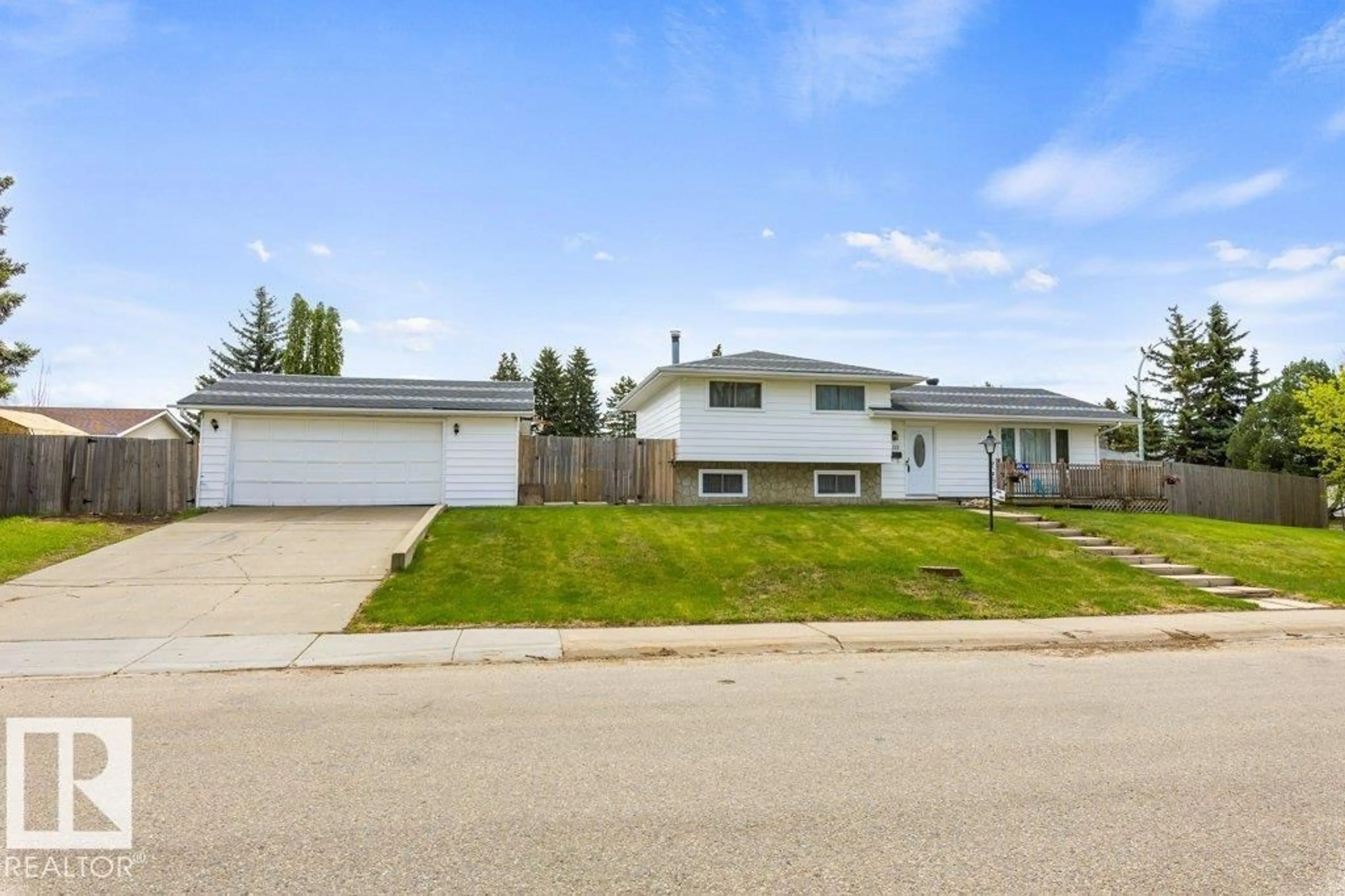 A pic from outside/outdoor area/front of a property/back of a property/a pic from drone, street for 1111 MOYER DR, Sherwood Park Alberta T8A1E8