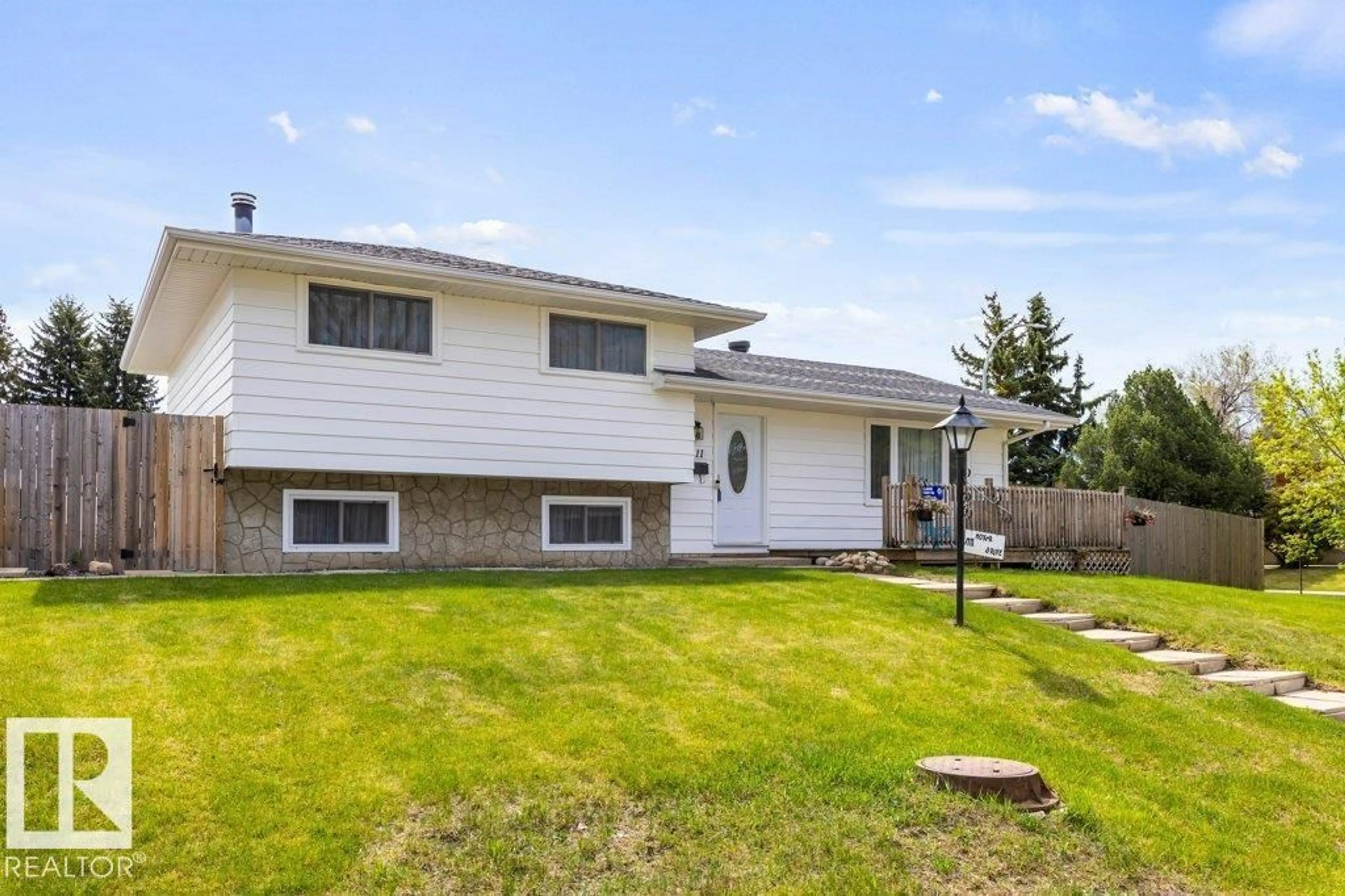 Home with vinyl exterior material, street for 1111 MOYER DR, Sherwood Park Alberta T8A1E8