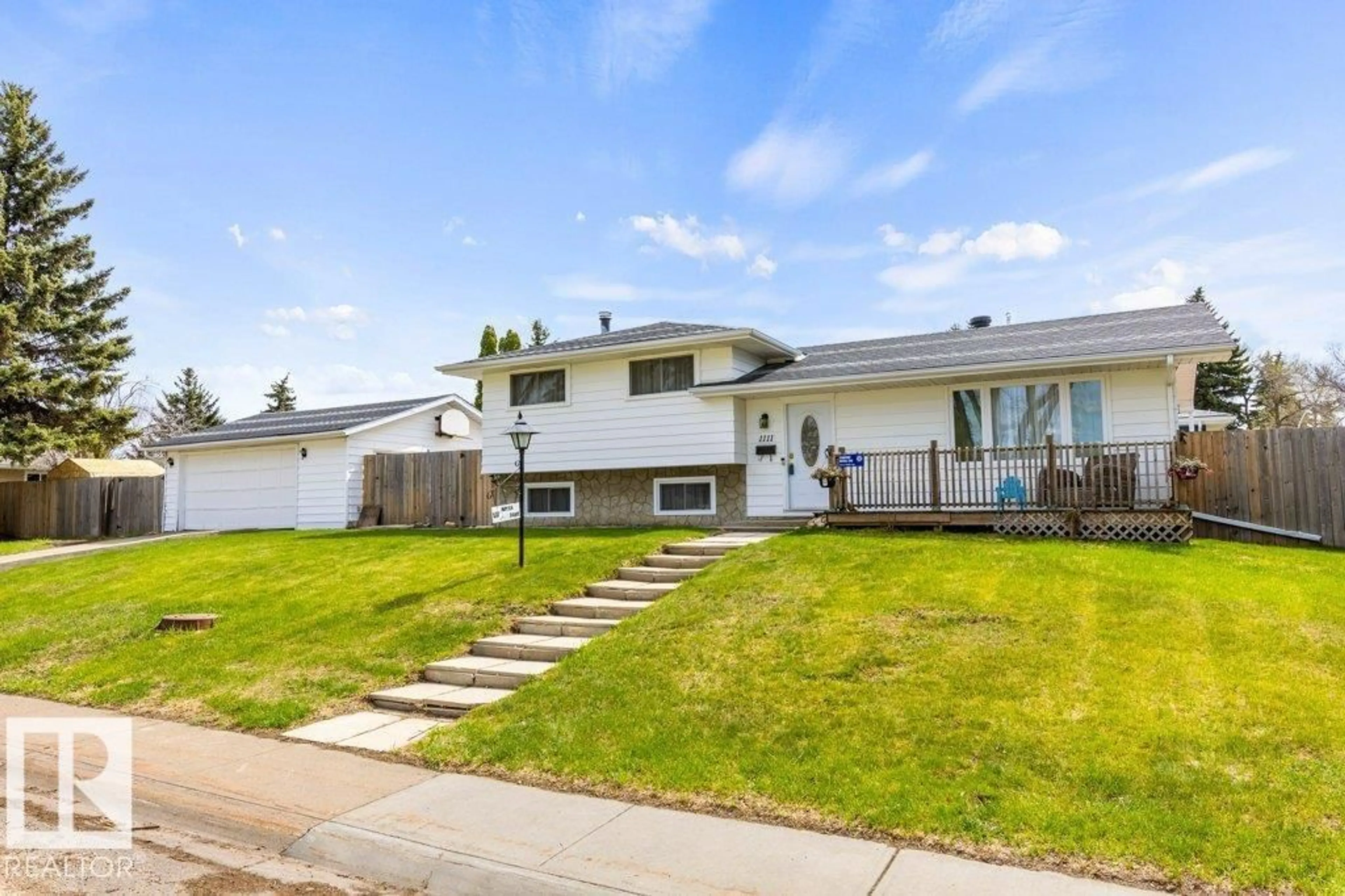 Home with vinyl exterior material, street for 1111 MOYER DR, Sherwood Park Alberta T8A1E8
