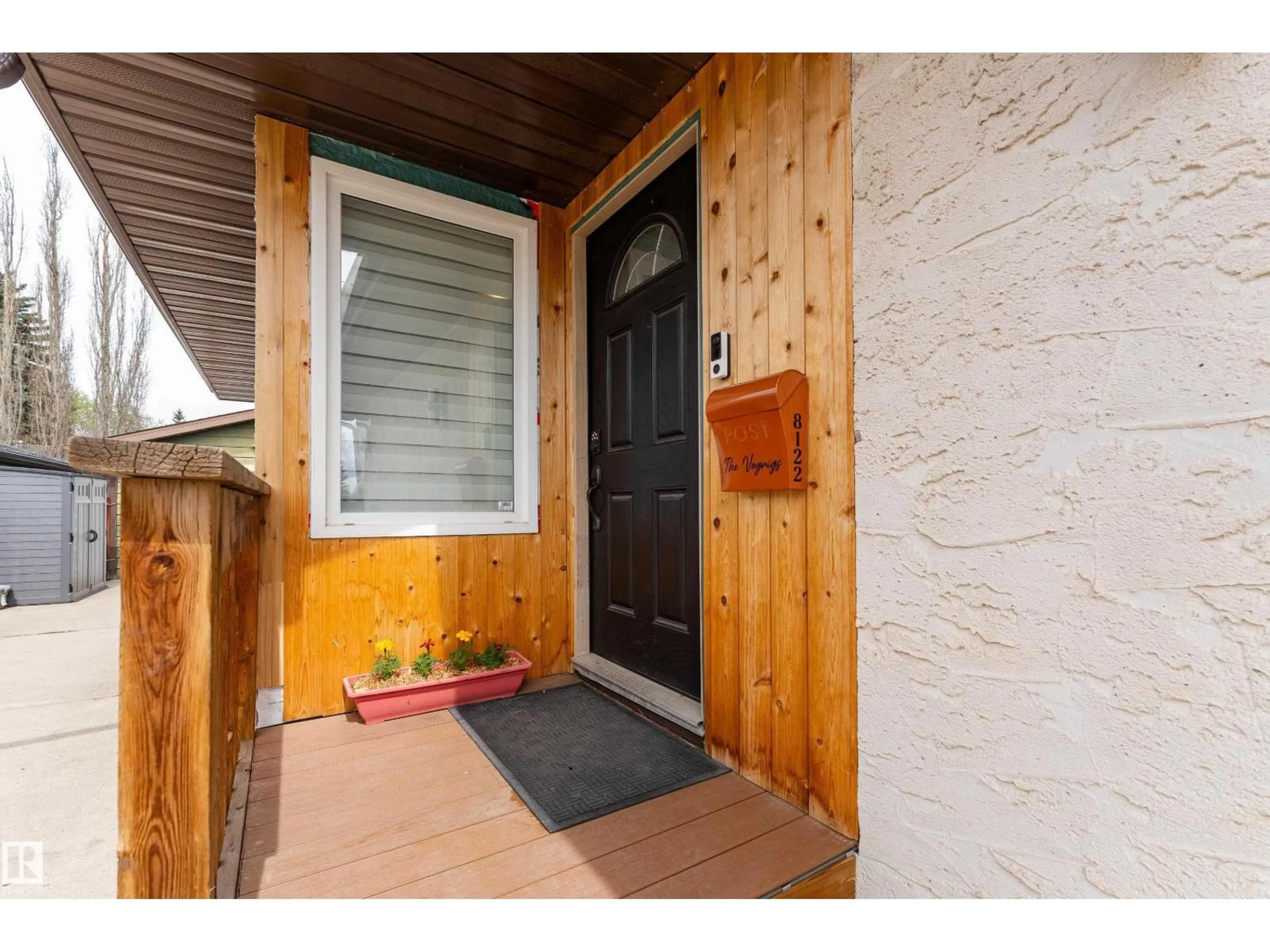 Indoor entryway for 8122 92A AV, Fort Saskatchewan Alberta T8L3M8