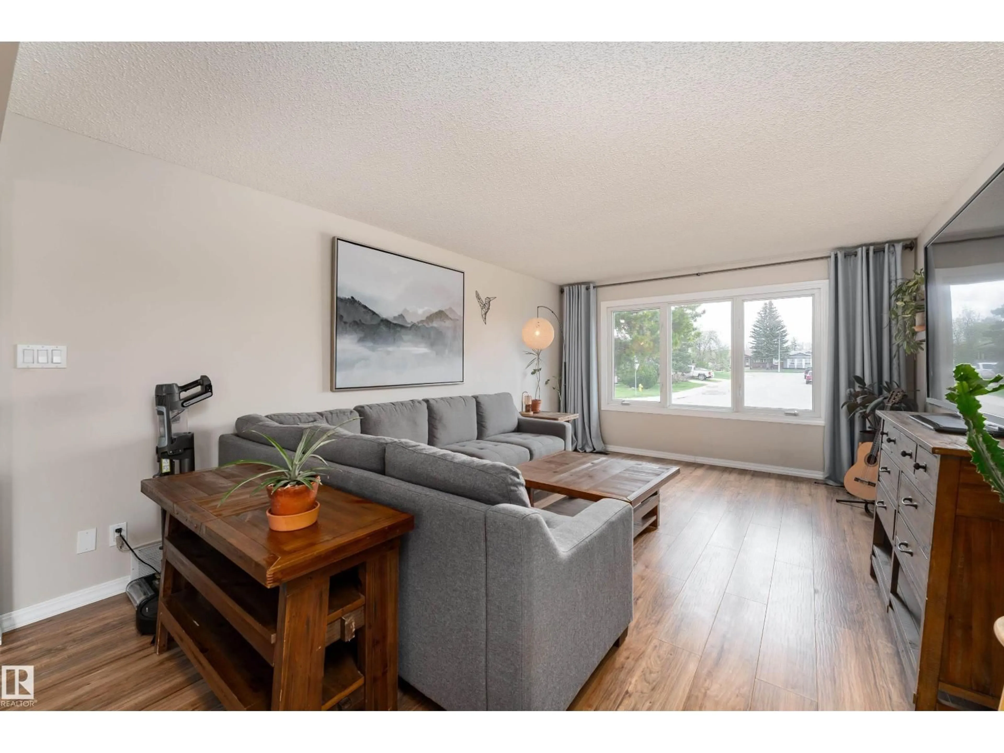 Living room with furniture, wood/laminate floor for 8122 92A AV, Fort Saskatchewan Alberta T8L3M8
