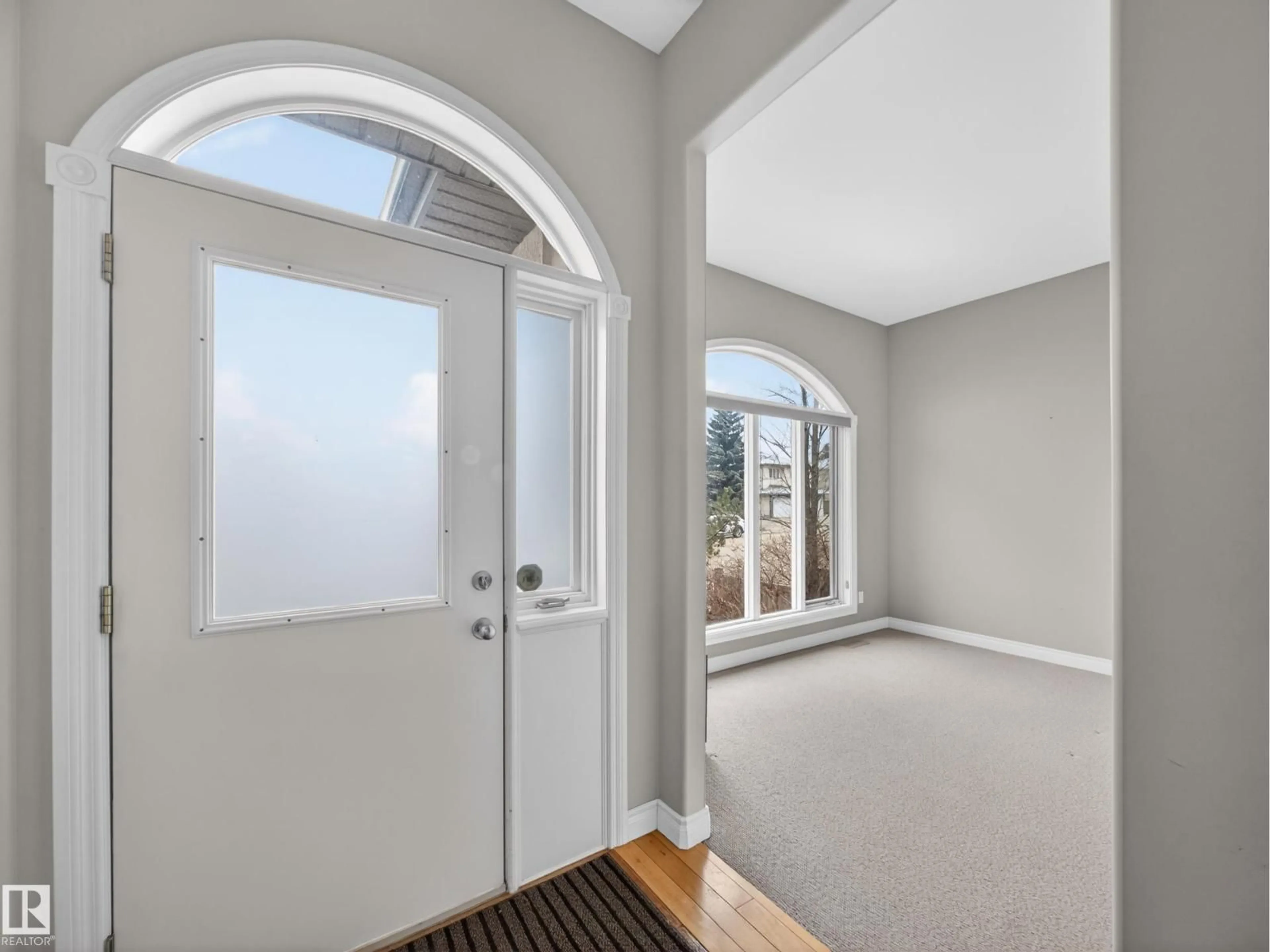 Indoor entryway for 569 BUTTERWORTH WY, Edmonton Alberta T6R2P6